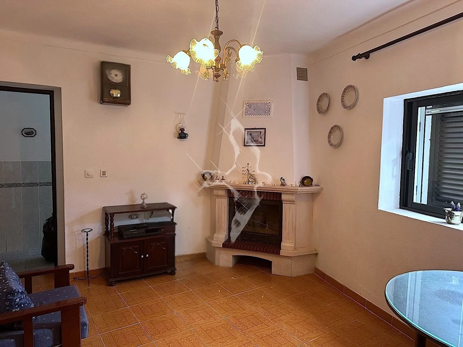 8.1.-Sala-de-estar-com-lareira-sem-cabos-.jpg