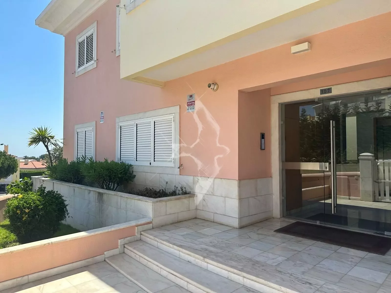 1.-Entrada-do-Predio.jpg.webp