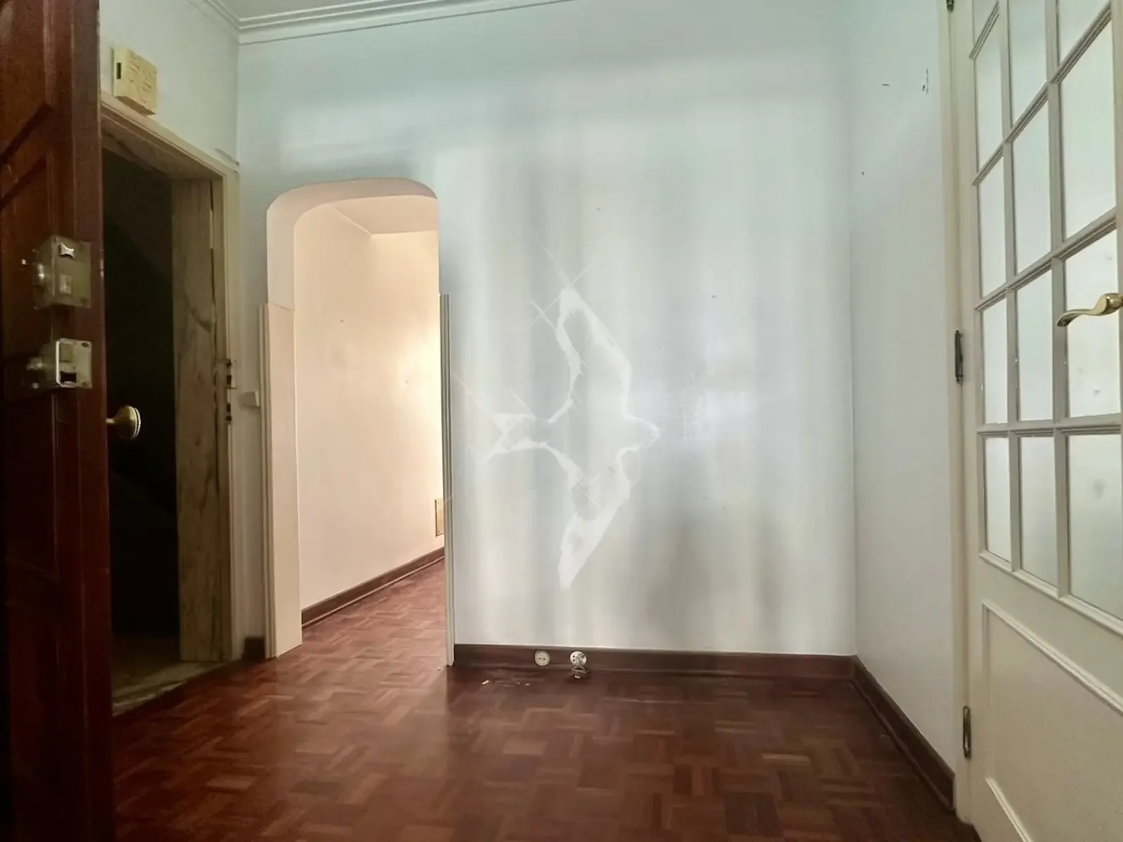 3.-Hall-de-entrada-Porta-casa-de-banho-Oeiras.jpg.webp