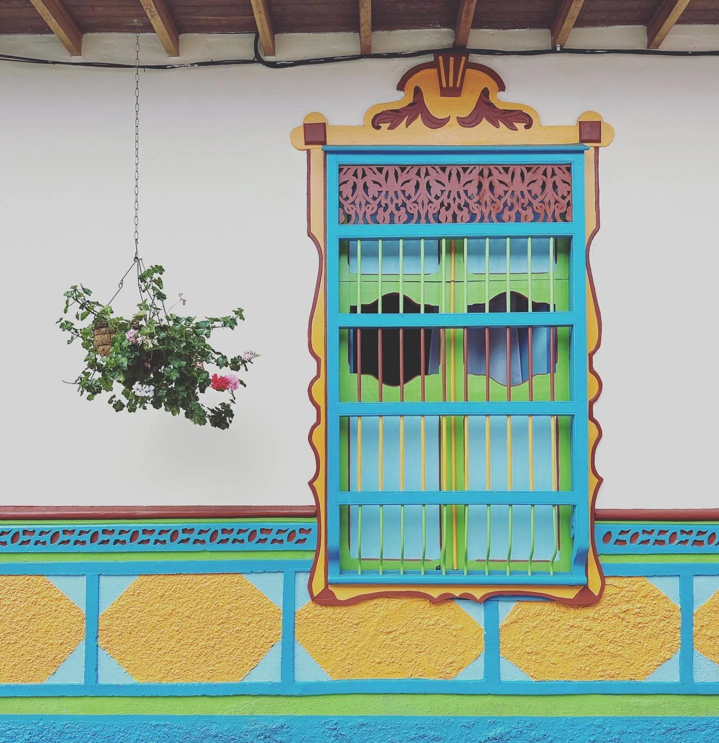 walls of guatap&eacute; 🇨🇴