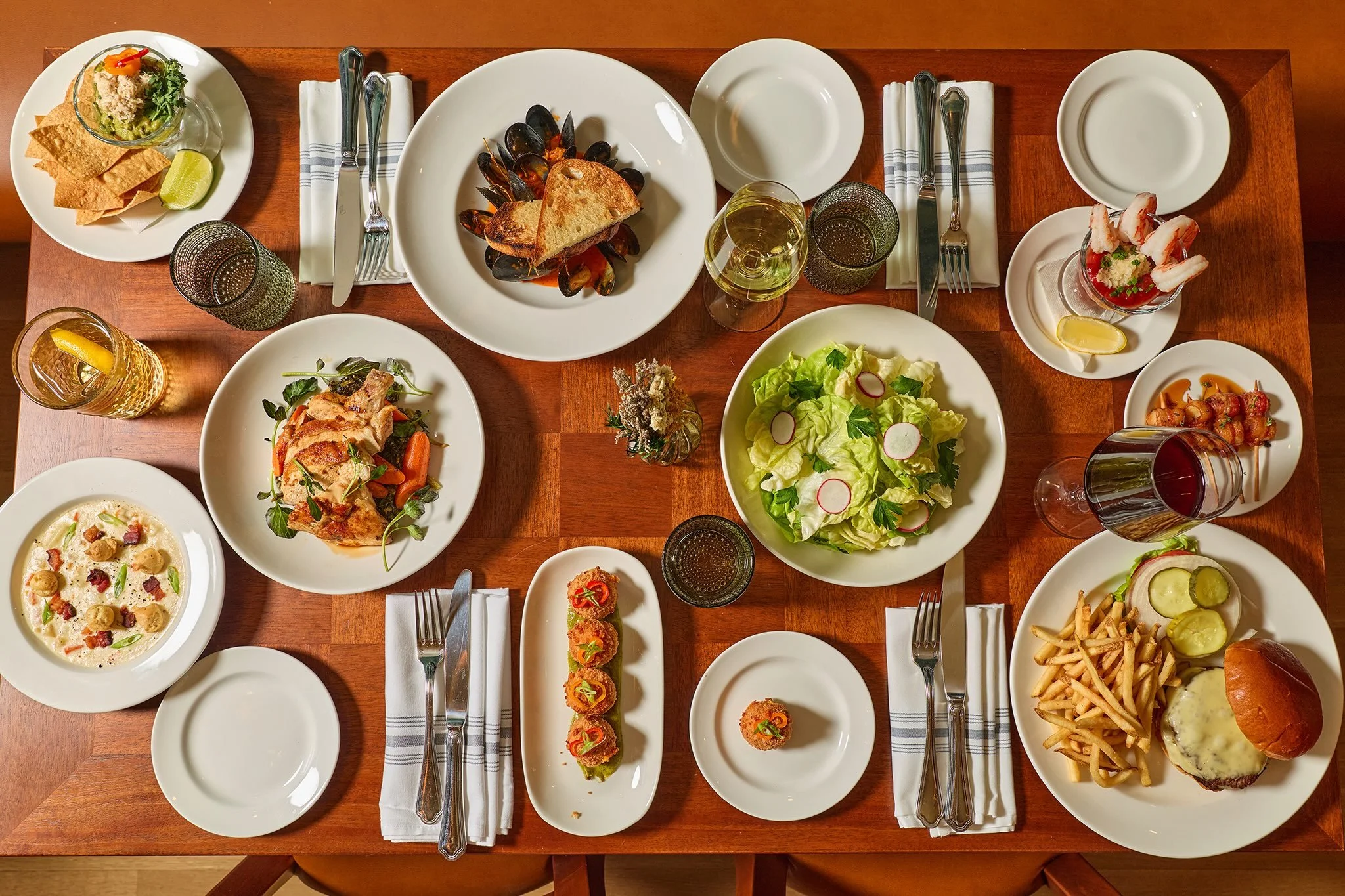 The weekend is here, let's fill the table and share with friends! We'll see you at 5pm.

📸 @briansamuelsphotography