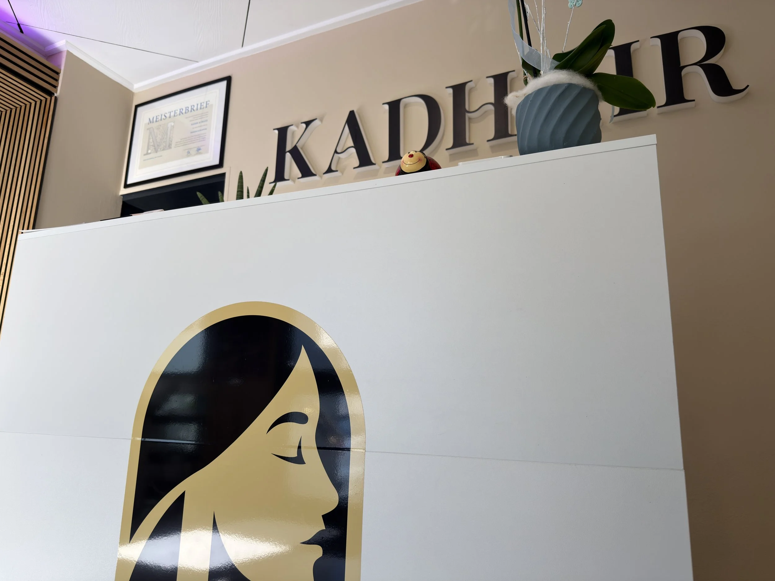 KADHAIR STUDIO Schriftzug und Logo im Salon in Schwandorf