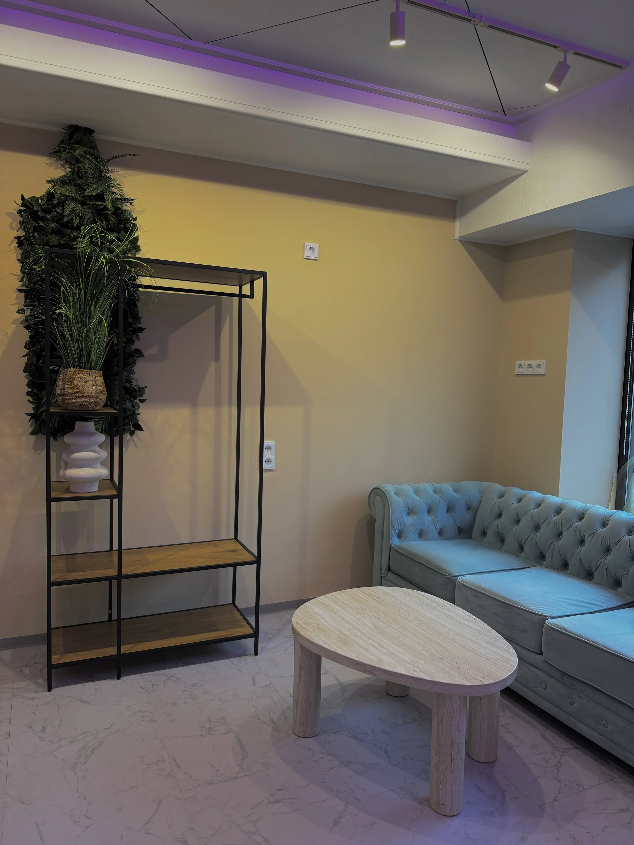 Sitzbereich im KADHAIR STUDIO in Schwandorf