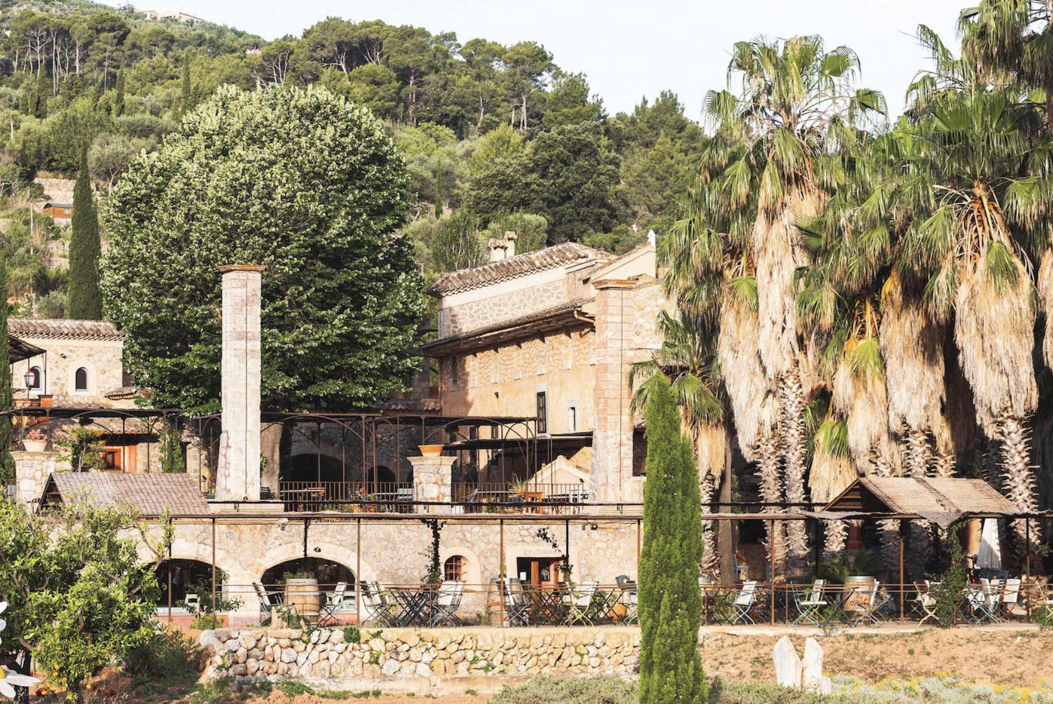 Live wedding painting by Penélope Servera at a Mallorca finca Ca N'Aí, Sóller, Mallorca, Spain