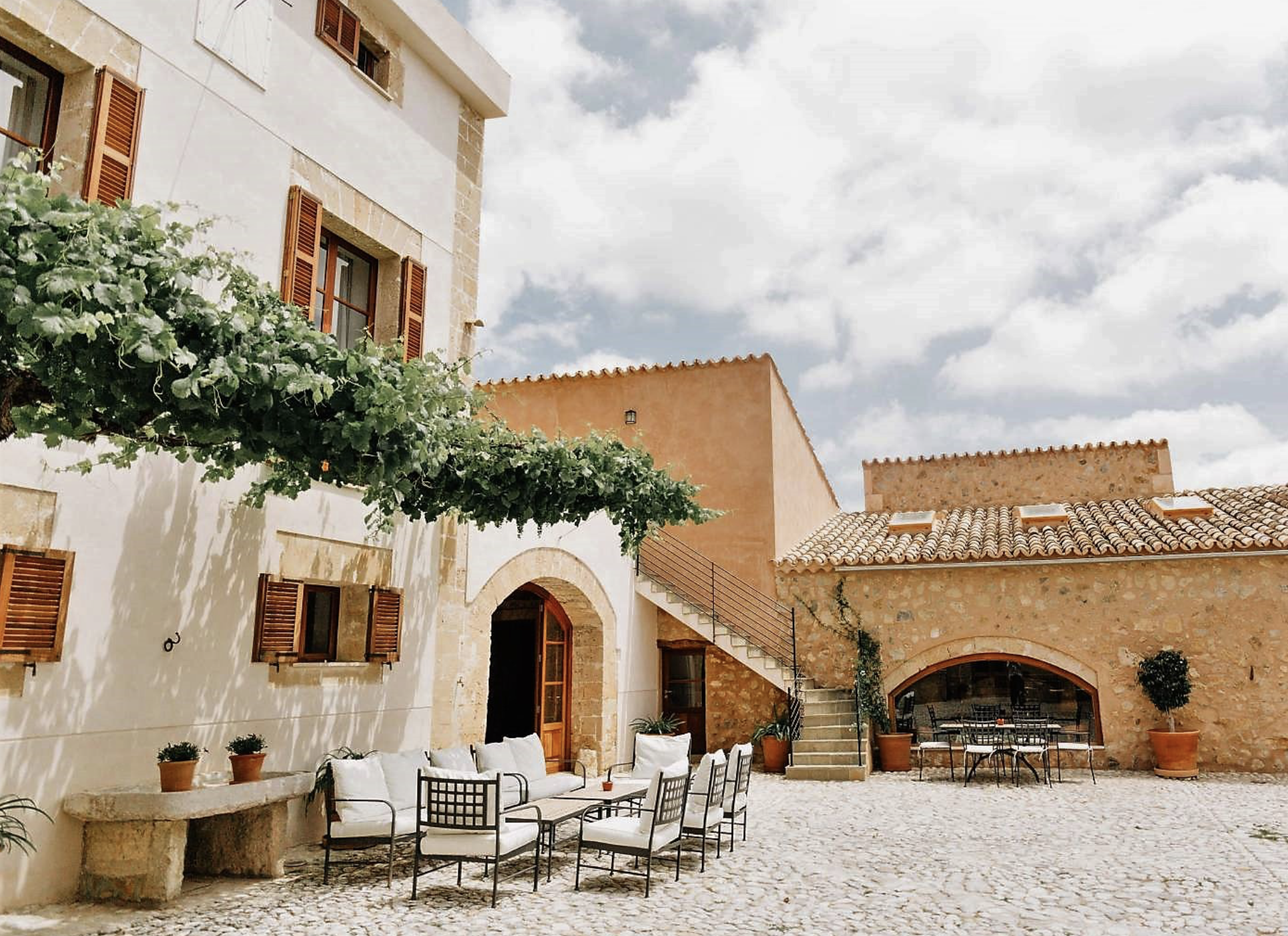 Live wedding painting by Penélope Servera at a Mallorca finca Las Barracas Country Lodge, Mallorca, Spain.