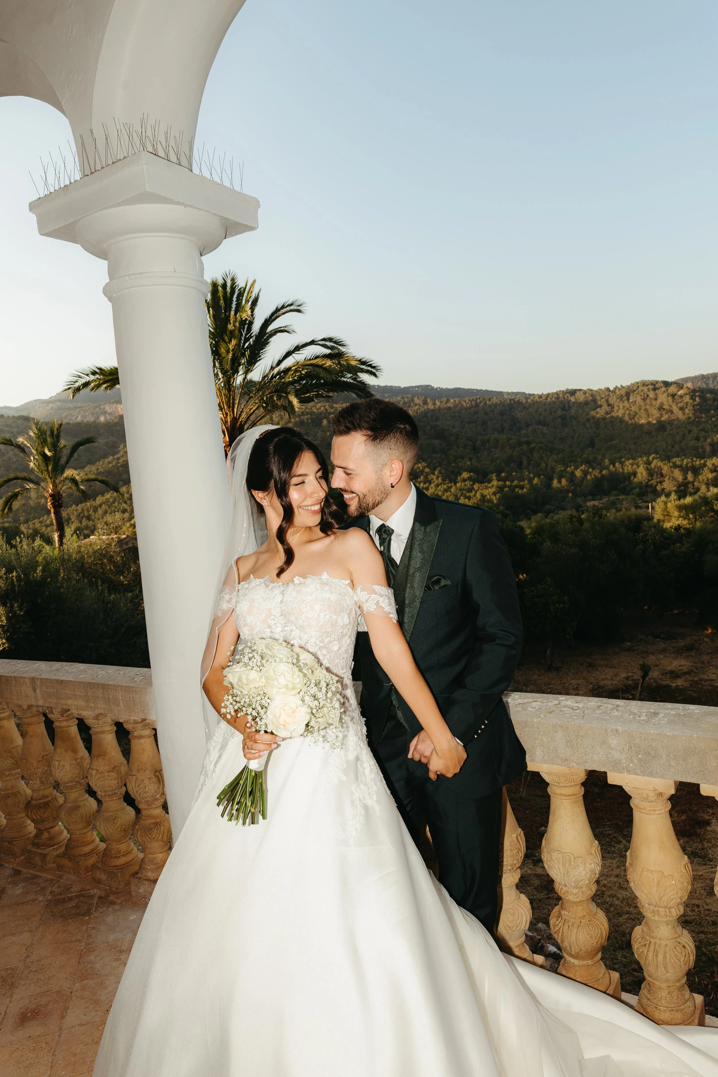 Live wedding painting by Penélope Servera at a Mallorca finca Son Burguet, Mallorca, Spain.