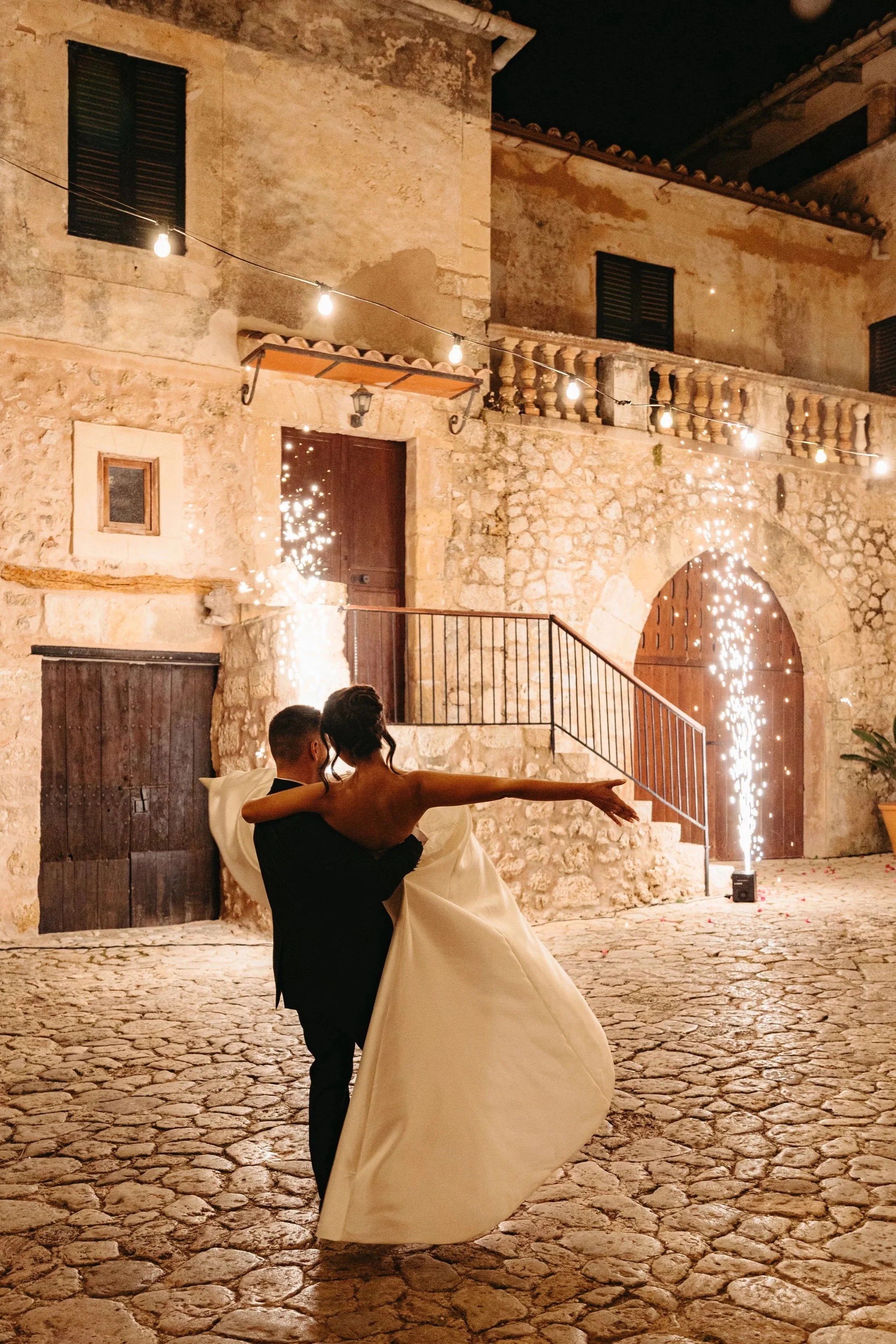 Live wedding painting by Penélope Servera at a Mallorca finca Son Burguet, Mallorca, Spain