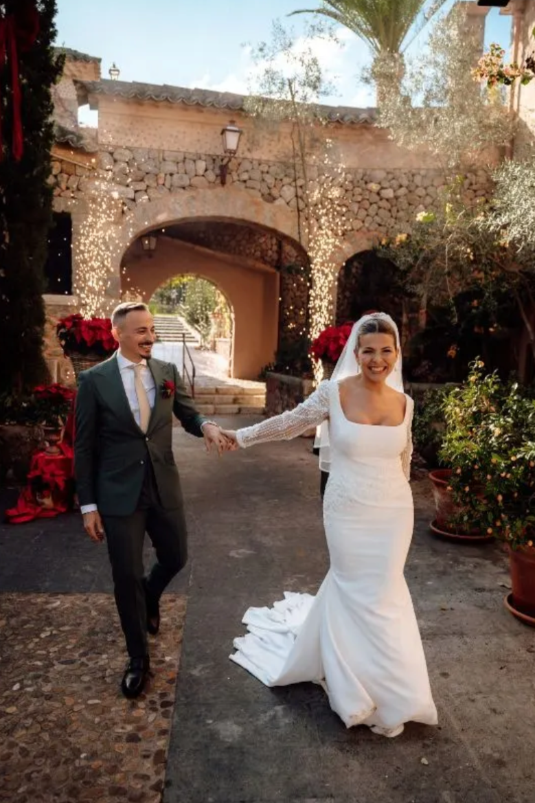 Live painter capturing wedding reception in Finca Ca n'Aí, Sóller, Mallorca, Spain
