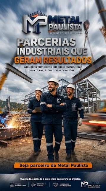 Imagem de uma construção metálica em andamento com três operários sorridentes usando uniformes e capacetes, promovendo parcerias industriais da Metal Paulista.