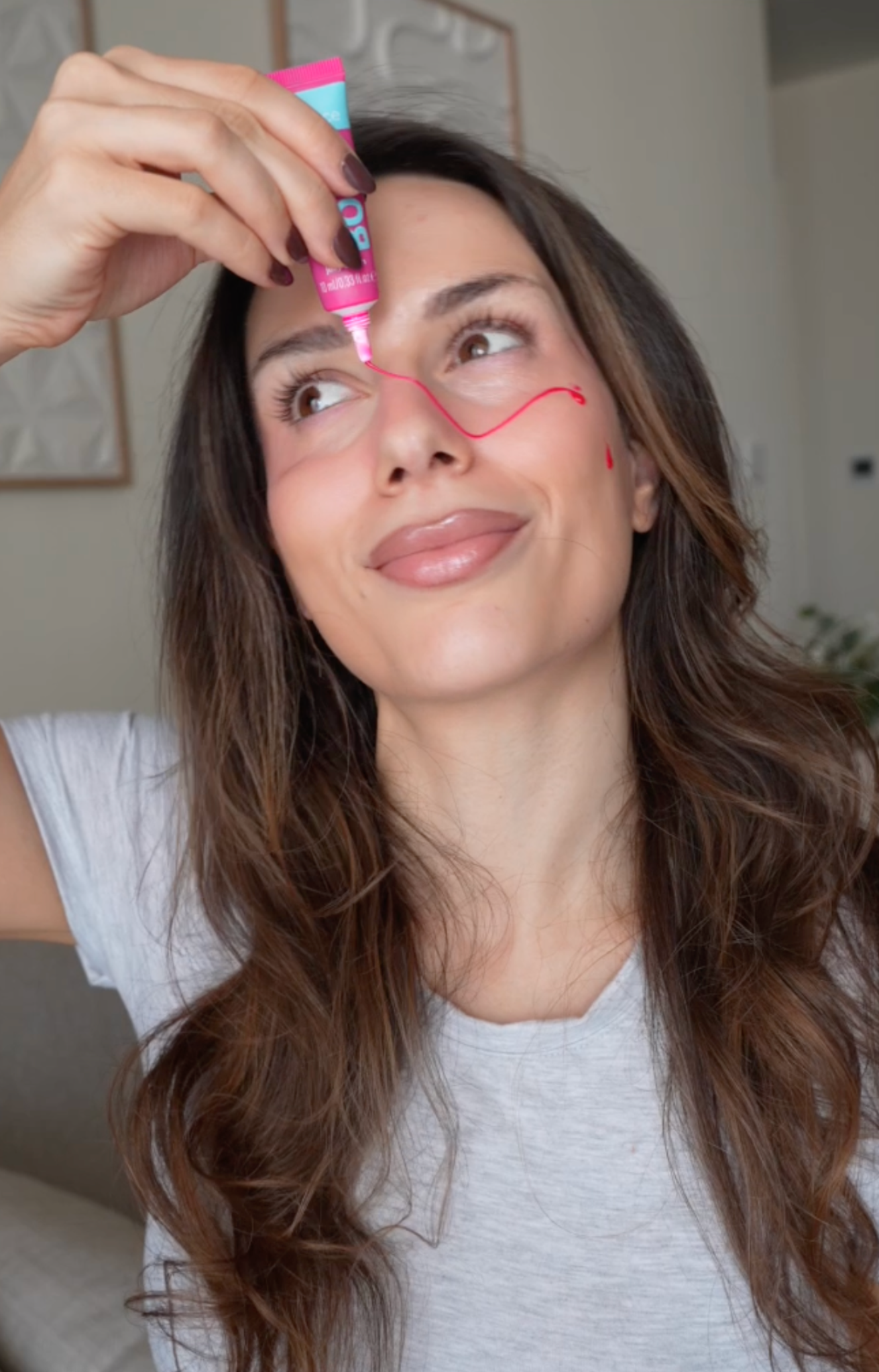 Rebecca Blank trägt pinken und blauen Lipgloss auf – Beauty-Tutorial und Lipgloss-Tipps für den perfekten Glow-Up-Look.