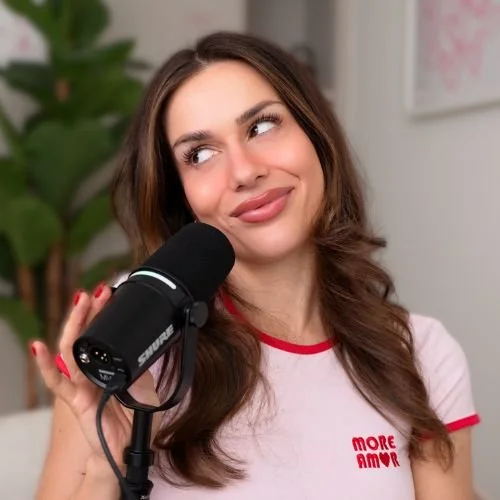 Rebecca Blank im Gespräch bei ihrem Beauty-Podcast – Lifestyle- und Glow-Up-Themen.