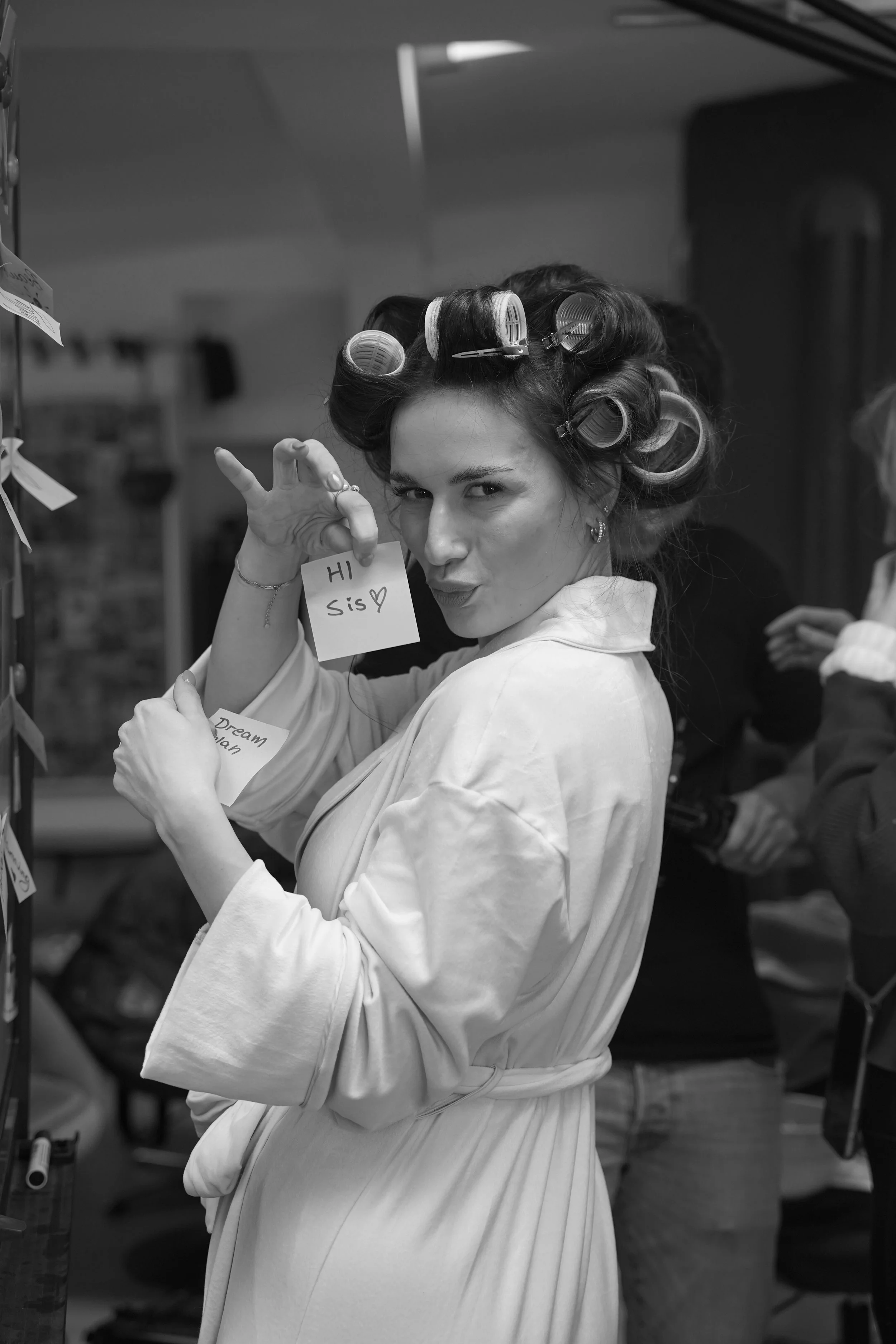 Rebecca Blank mit Lockenwicklern bei der Beauty-Vorbereitung – Haarstyling-Tipps und Glow-Up-Routine.