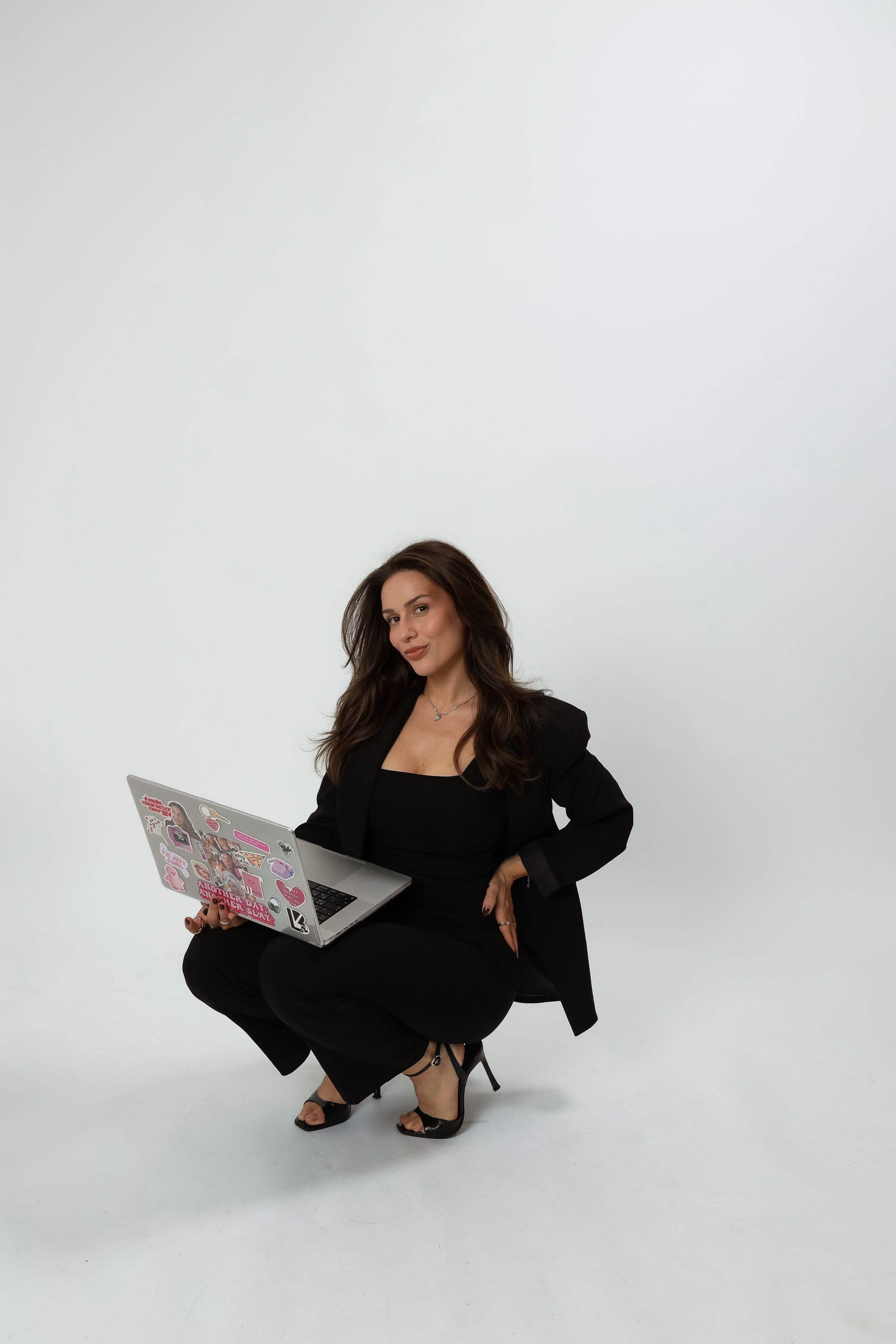 Rebecca Blank, Beauty- und Lifestyle-Creatorin, beim Content-Erstellen mit Laptop – Behind the Scenes ihres Beauty- und Glow-Up-Contents.