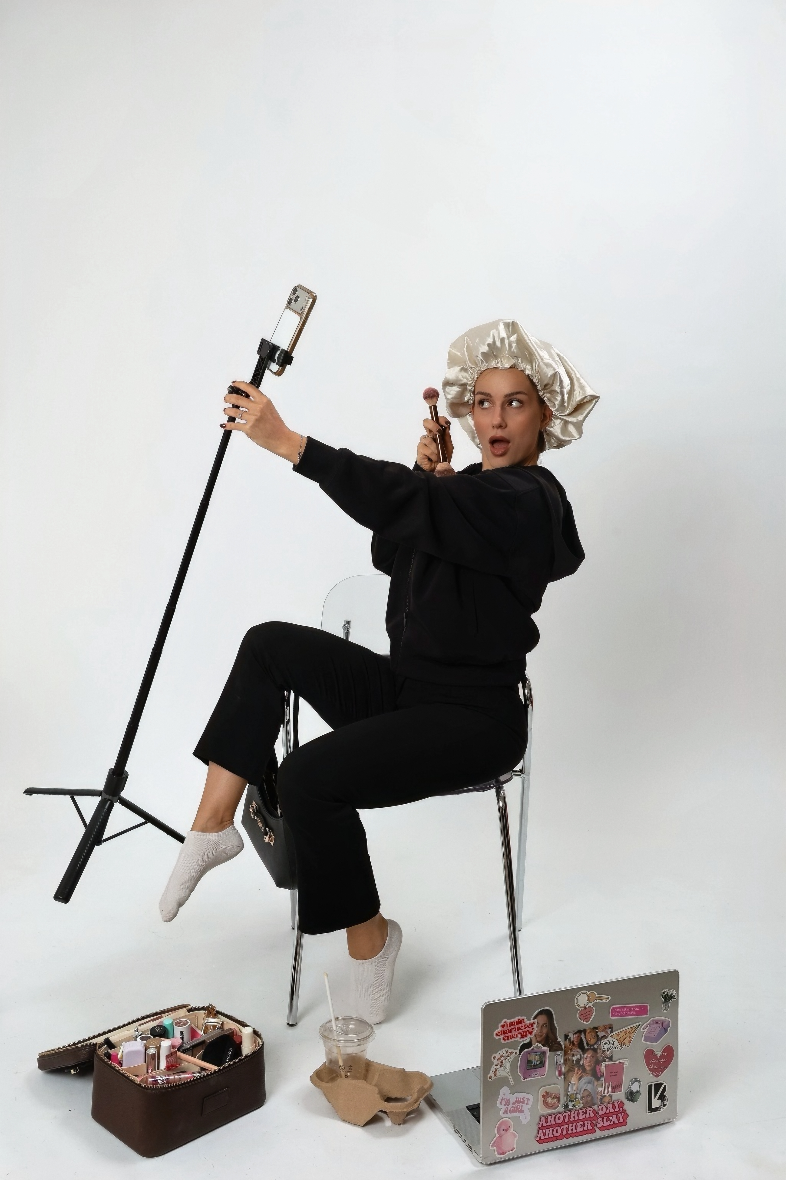 Rebecca Blank umgeben von Makeup-Produkten und Beauty-Tools beim Selfie – Beauty-Content-Creation und Glow-Up-Setup.