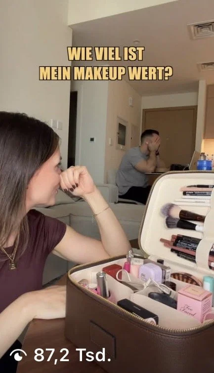 Rebecca Blank mit Makeup-Kit beim Beauty-Talk – Schminktipps und Makeup-Content.