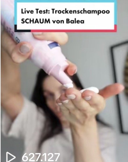 Rebecca Blank im Live-Test eines Balea Trockenshampoos – Beauty-Produkttest und Haarpflege-Tipps.