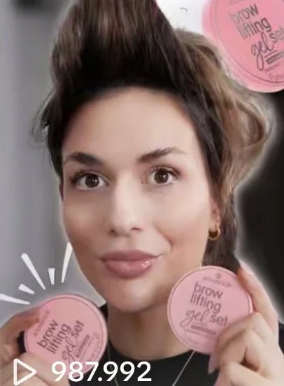 Rebecca Blank mit Brow-Lifting-Produkten – Augenbrauen-Styling und Beauty-Tipps für den perfekten Look.