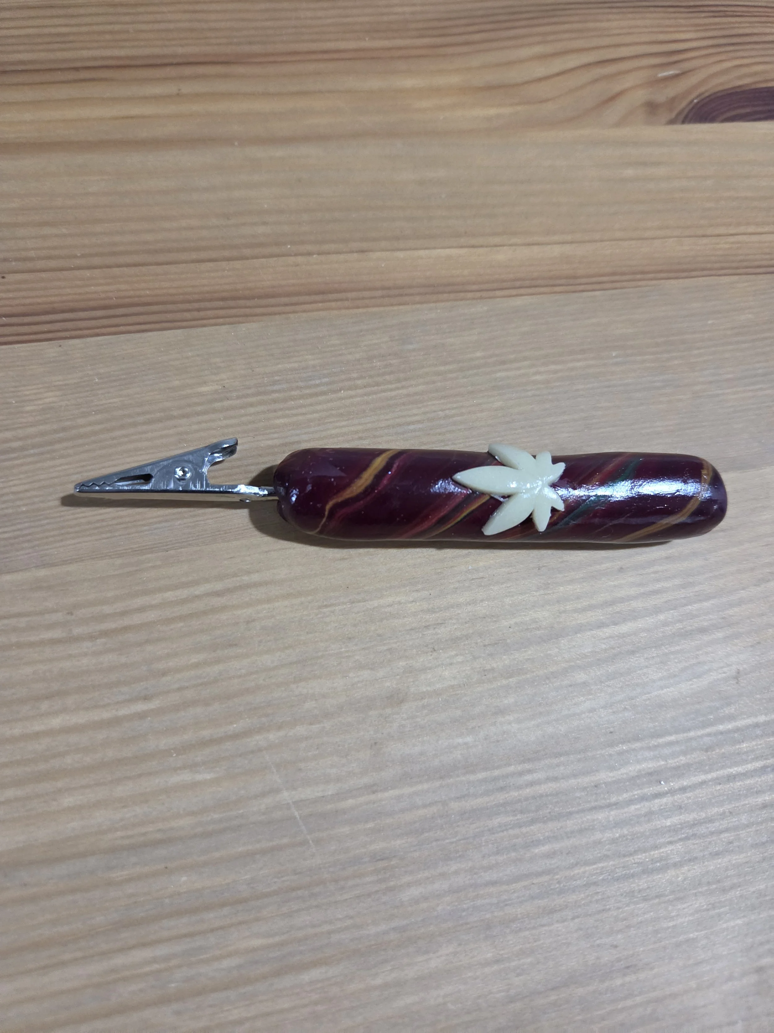 Handcrafted Marble-Effect Alligator Clip with White Leaf