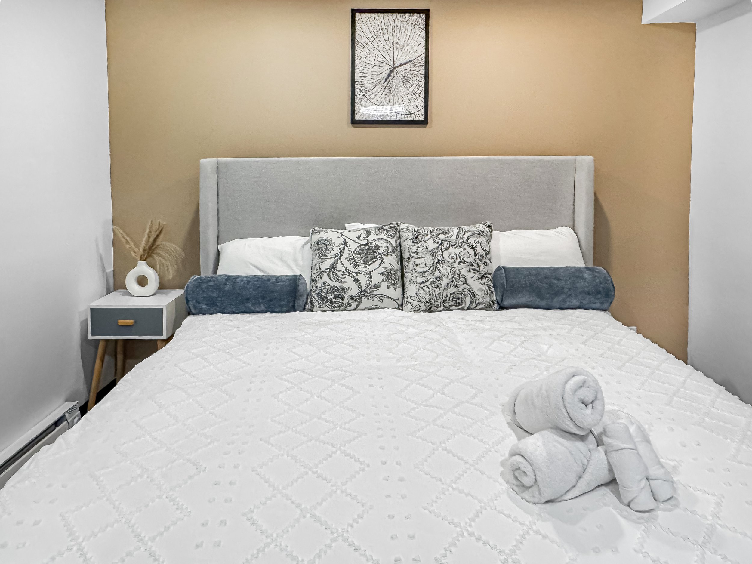 Bedroom 2: King Bed 