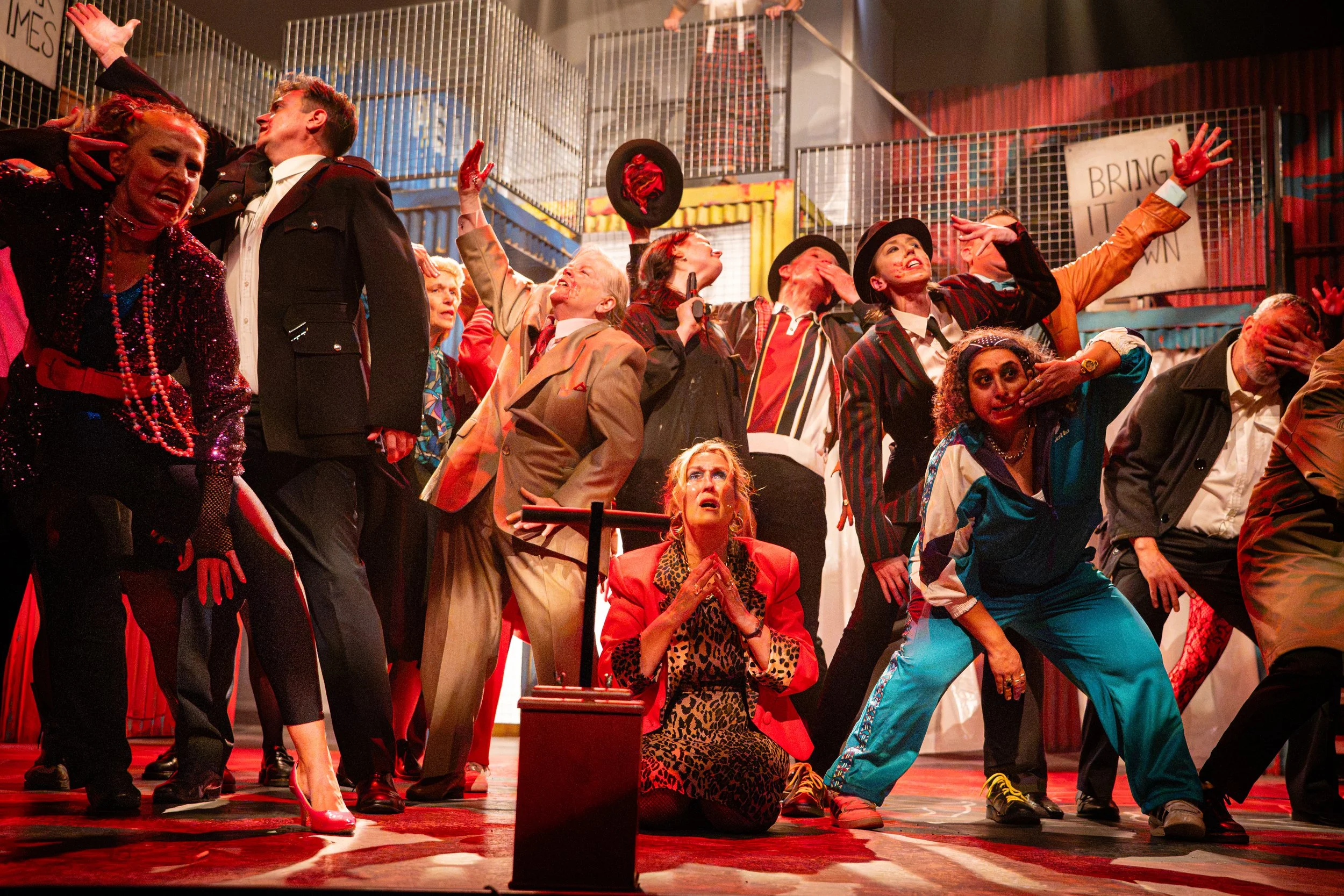 GraemeBraidwoodPhotography-Royal&Derngate-DeadDogInASuitcase-1086.jpg