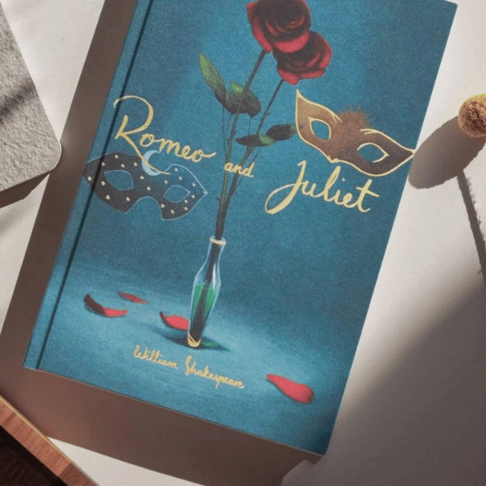 romeo-and-julietvalue-shakespeare-hardcover-2.jpg