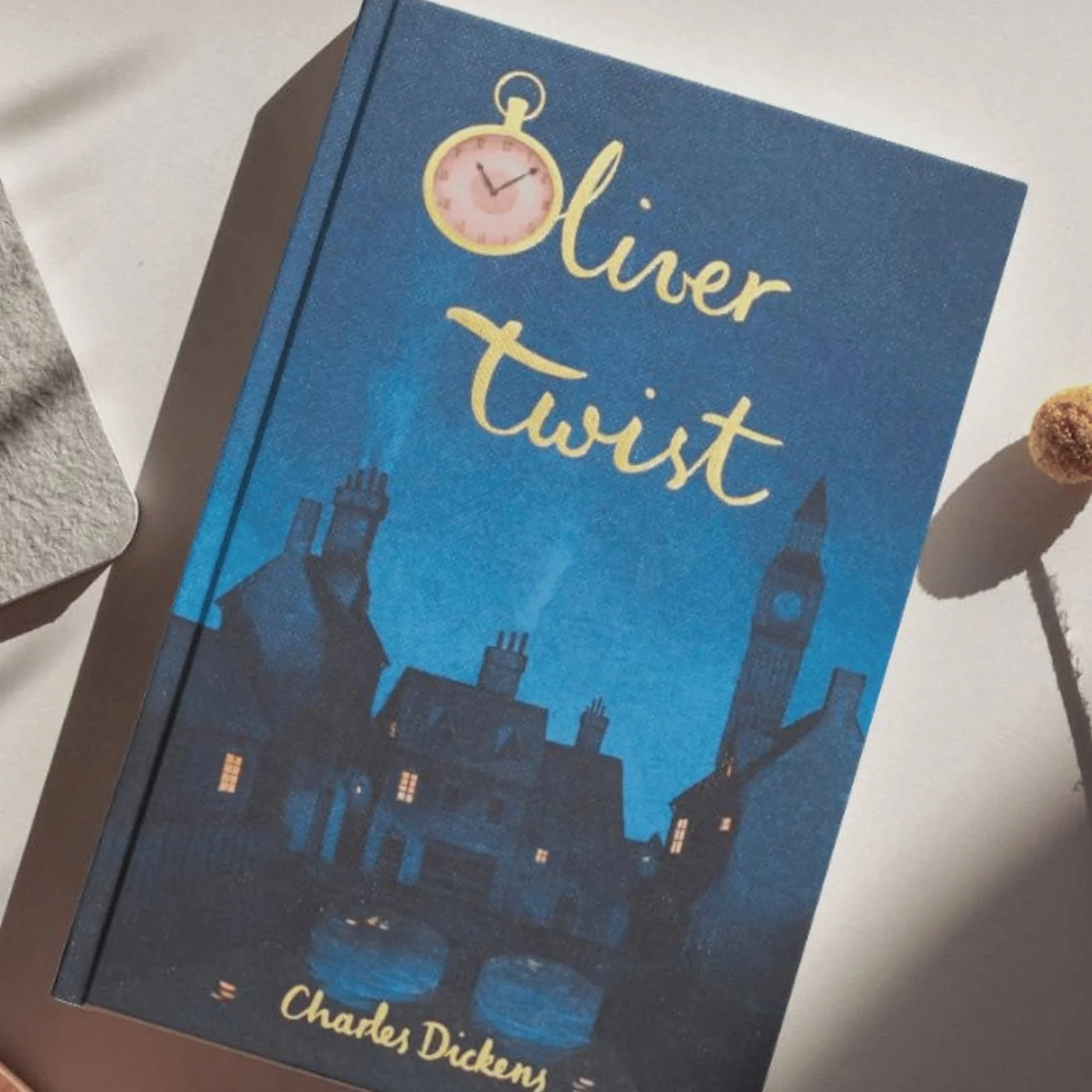 oliver-twist-dickens-collectors-edition-hardcover-2.jpg