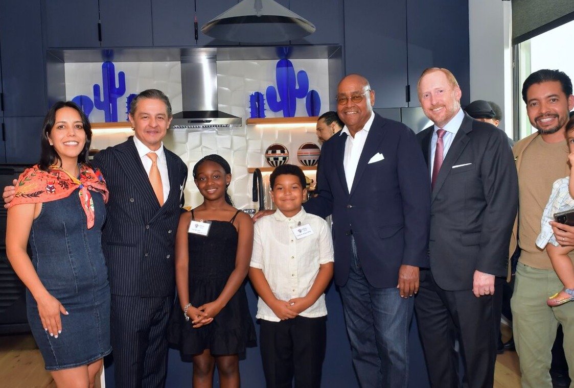 Casa Pink was honored to host Harris County Commissioner Ellis @commissionerrodneyellis and the One for All Foundation in a delightful evening fundraiser!

#fundraiser #eventspace #houstonphotographyspace #uniquespaces