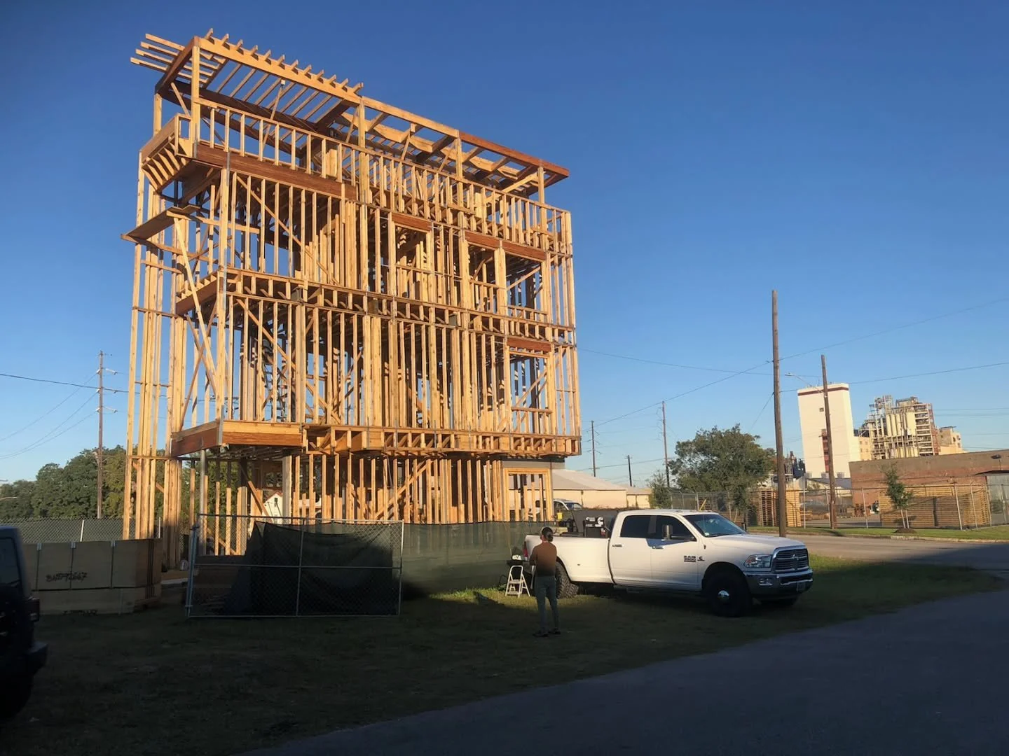 During 2021, Casa Pink was constructed using a traditional wood post-and-beam system, thoughtfully engineered to meet the structural demands of Houston&rsquo;s climate. While the method is simple and honest in its expression, the structure was carefu