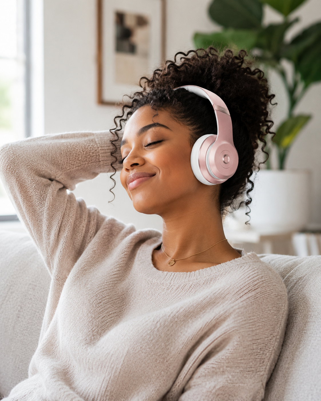 beats-solo3-wireless-headphones-lifestyle-scene.png
