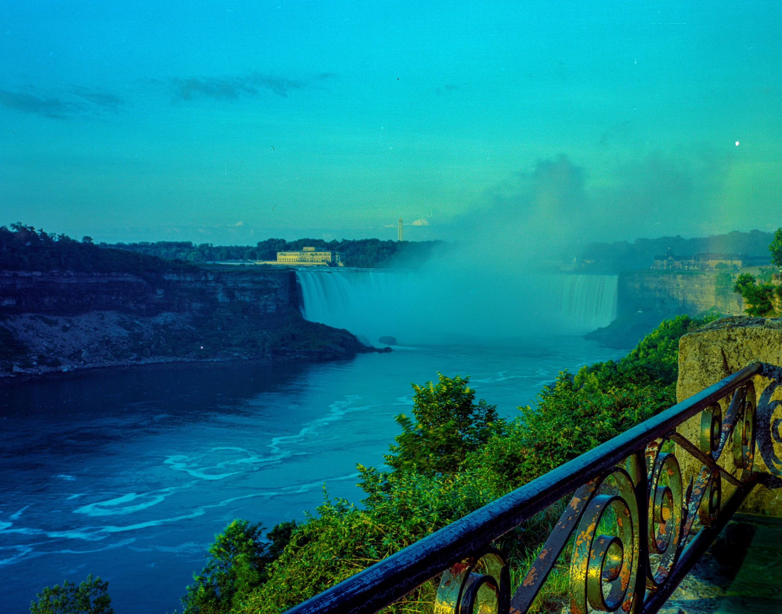 NiagaraFalls_Horseshoe_Portra400_2.jpg