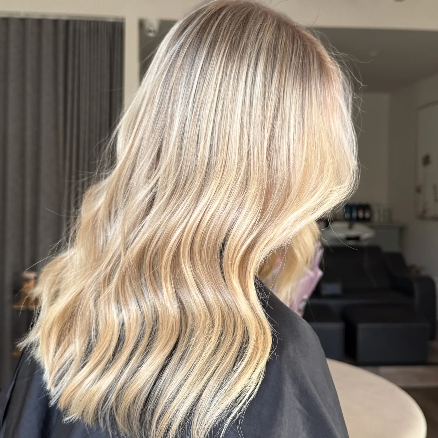 I fear &ldquo;darker for winter&rdquo; is coming and not mentally prepared to give up the brightness 😅

Colour/cut/styling by @hollydoes.hair 

#brisbaneblonde #brisbanehair #brisbanehairdresser