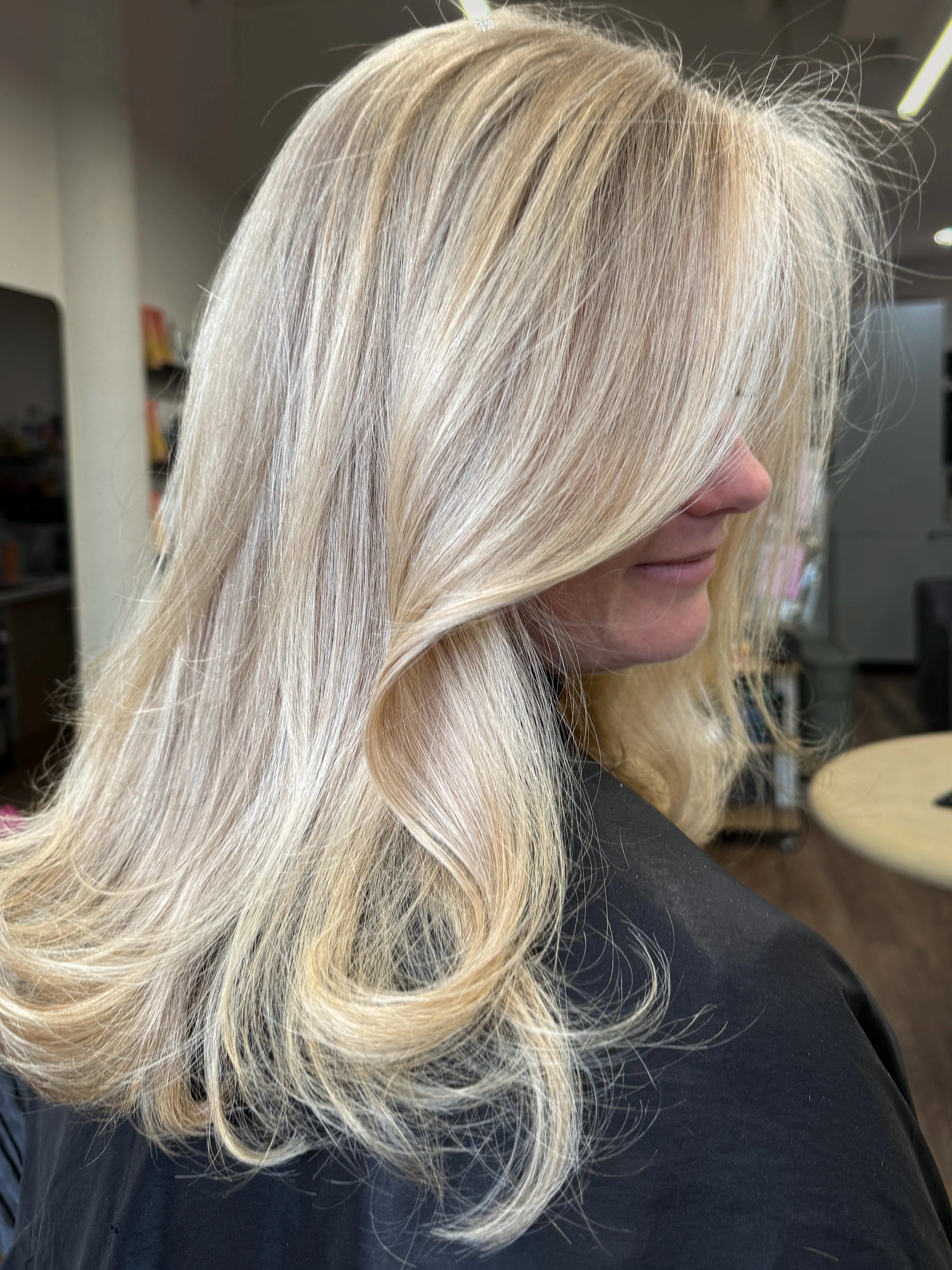 When she&rsquo;s pretty from all angles ✨🙌 but a moment for that face frame. 

Colour + cut by @hollydoes.hair 

#brisbane #brisbaneblondespecialist #brisbaneblonde