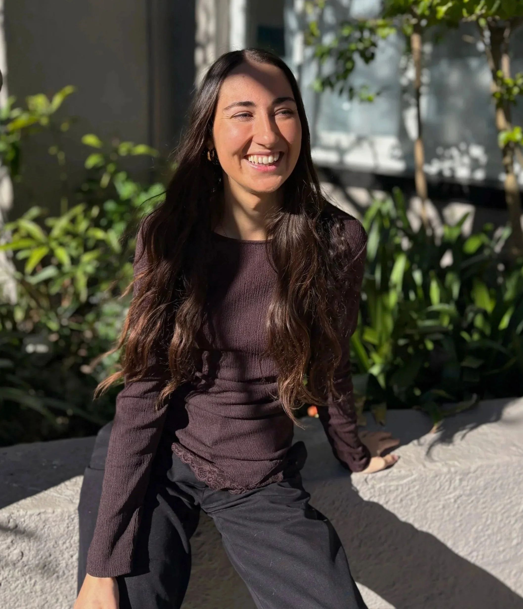 Jess Harris (Jessica Harris), Speech Pathologist and founder of Wildflower Connections (Sydney), sitting outdoors in a natural setting.