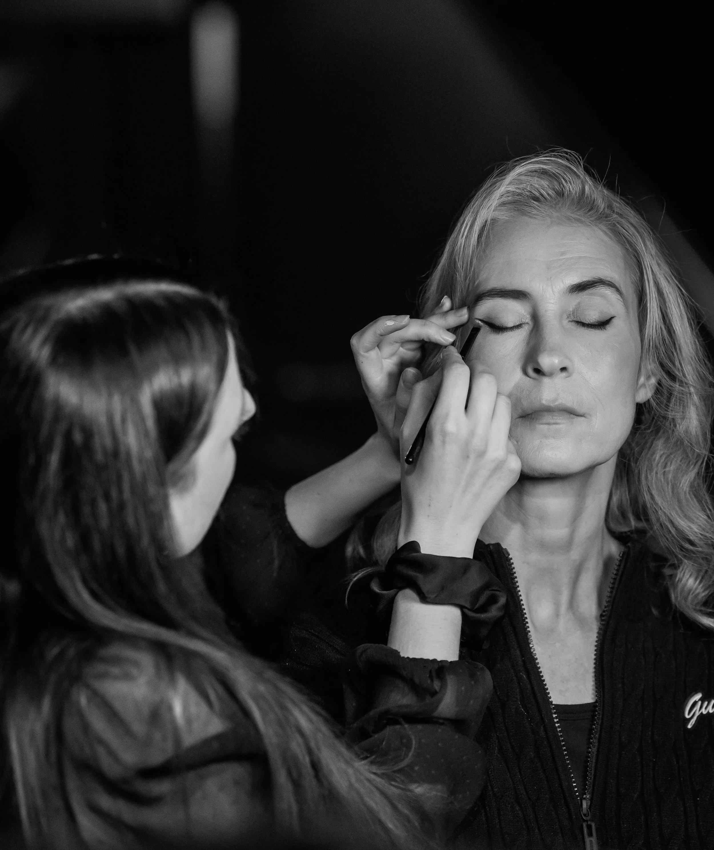 Une femme se fait maquiller les yeux