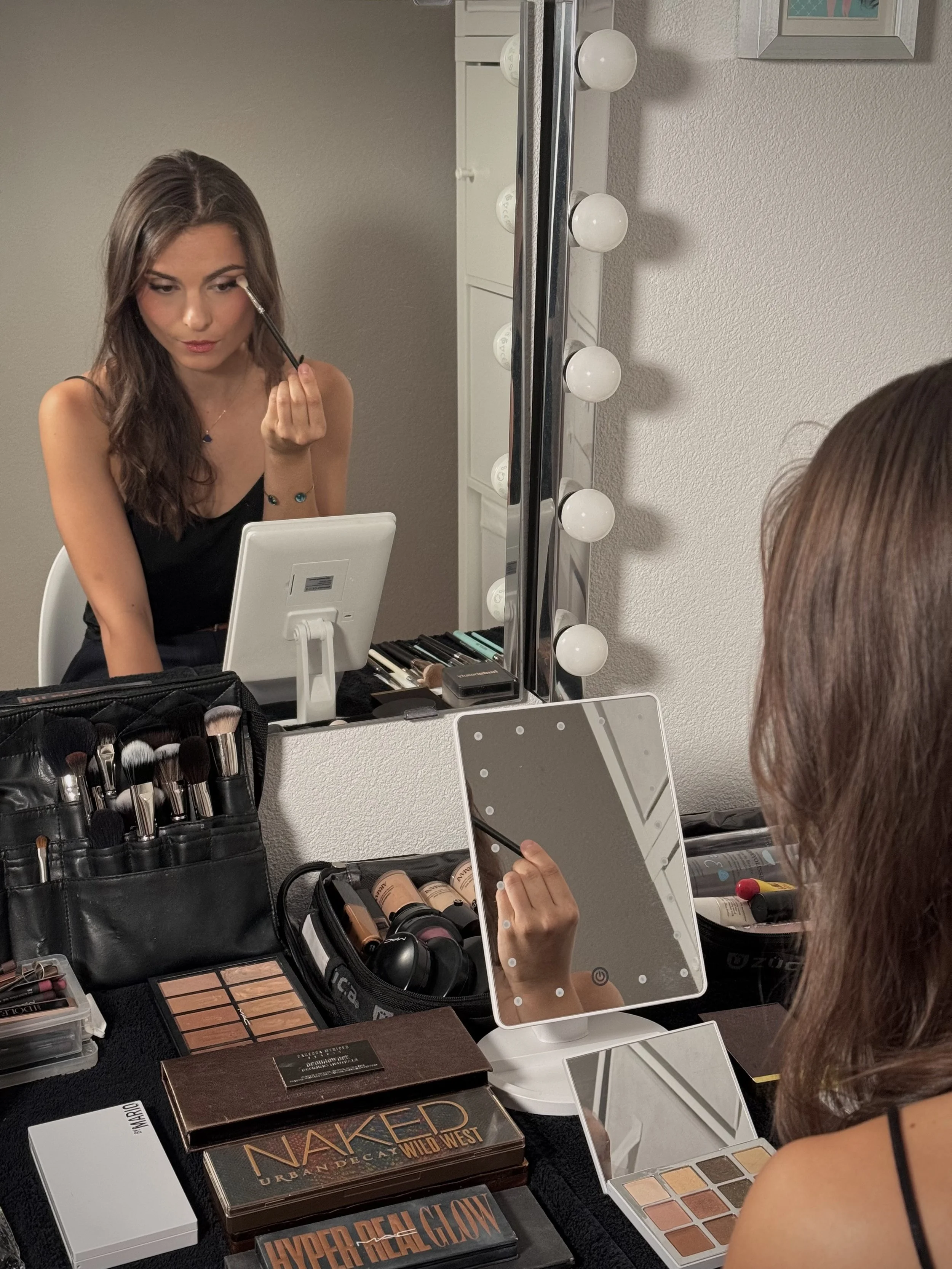 Jeune femme effectuant un cours de maquillage beauté à Lausanne
