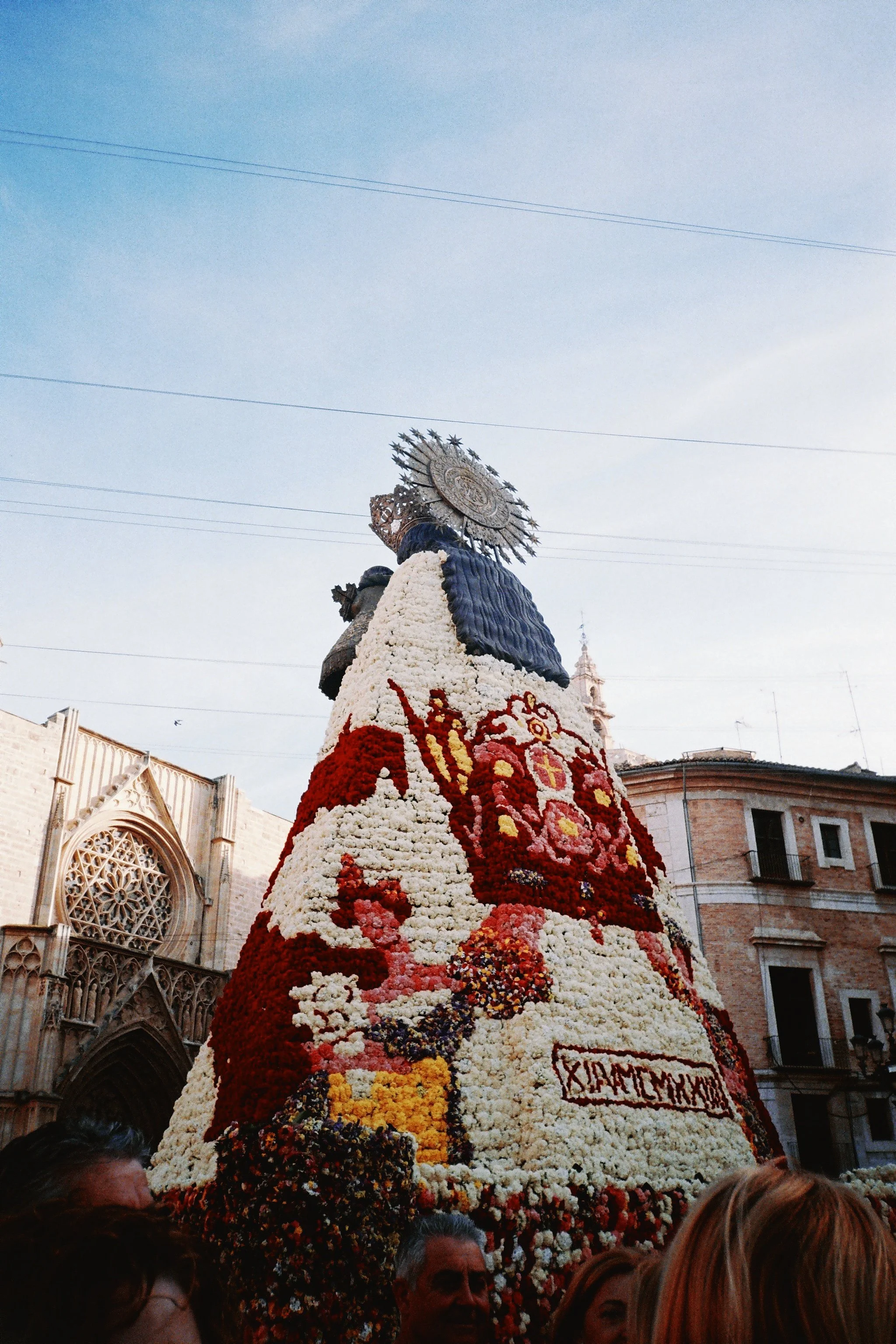 Experience the most sentimental and sensory night of the Fallas festival: The Offering of Flowers to the Virgin. A ritual where the feelings of the Fallas participants, the fragrance of the flowers, and the echo of pasodoble music take center stage.