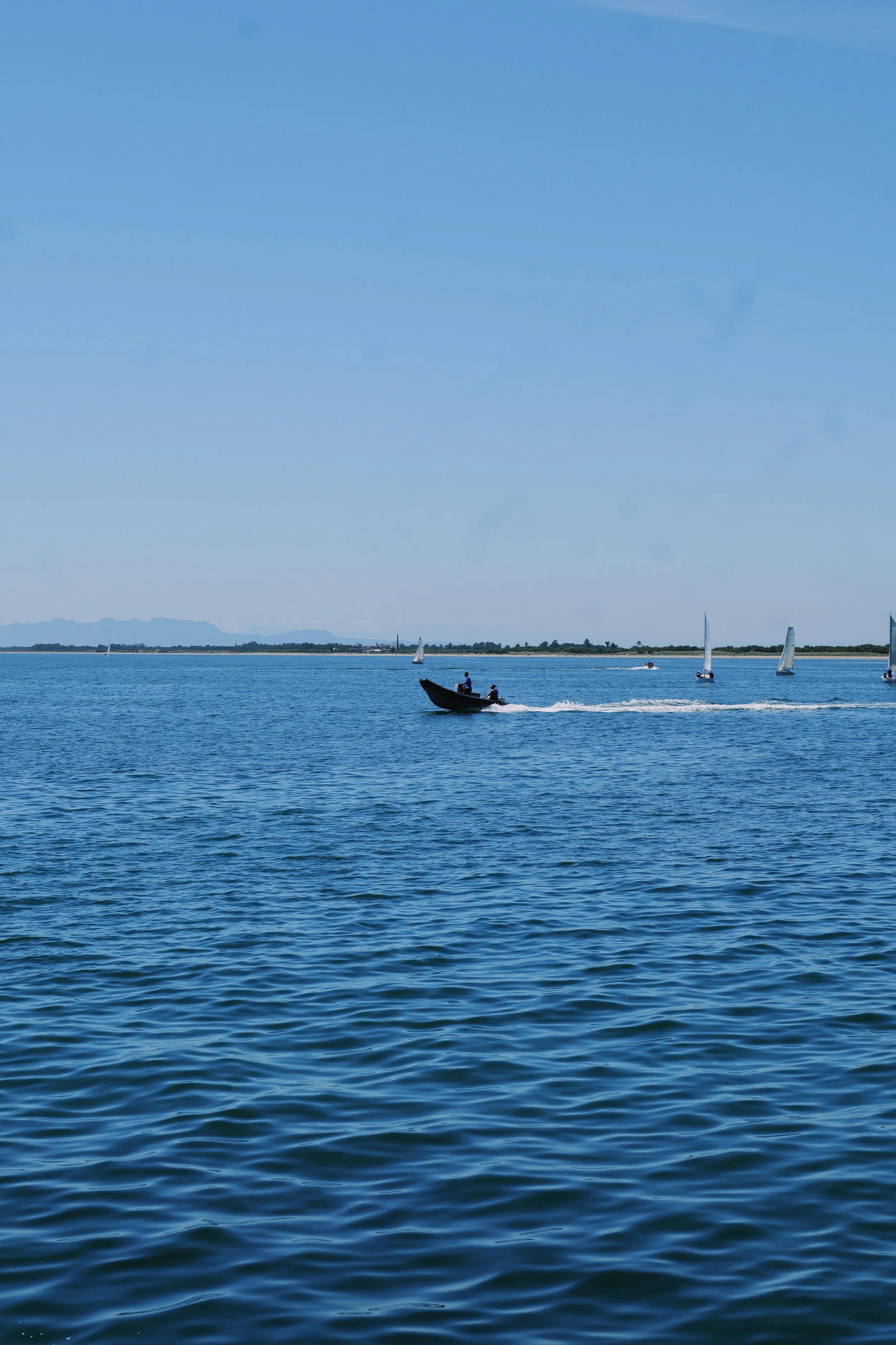 Characterised by a leisurely pace that respects the end of night and the arrival of day.   The boat operates as an exclusive floating viewpoint.