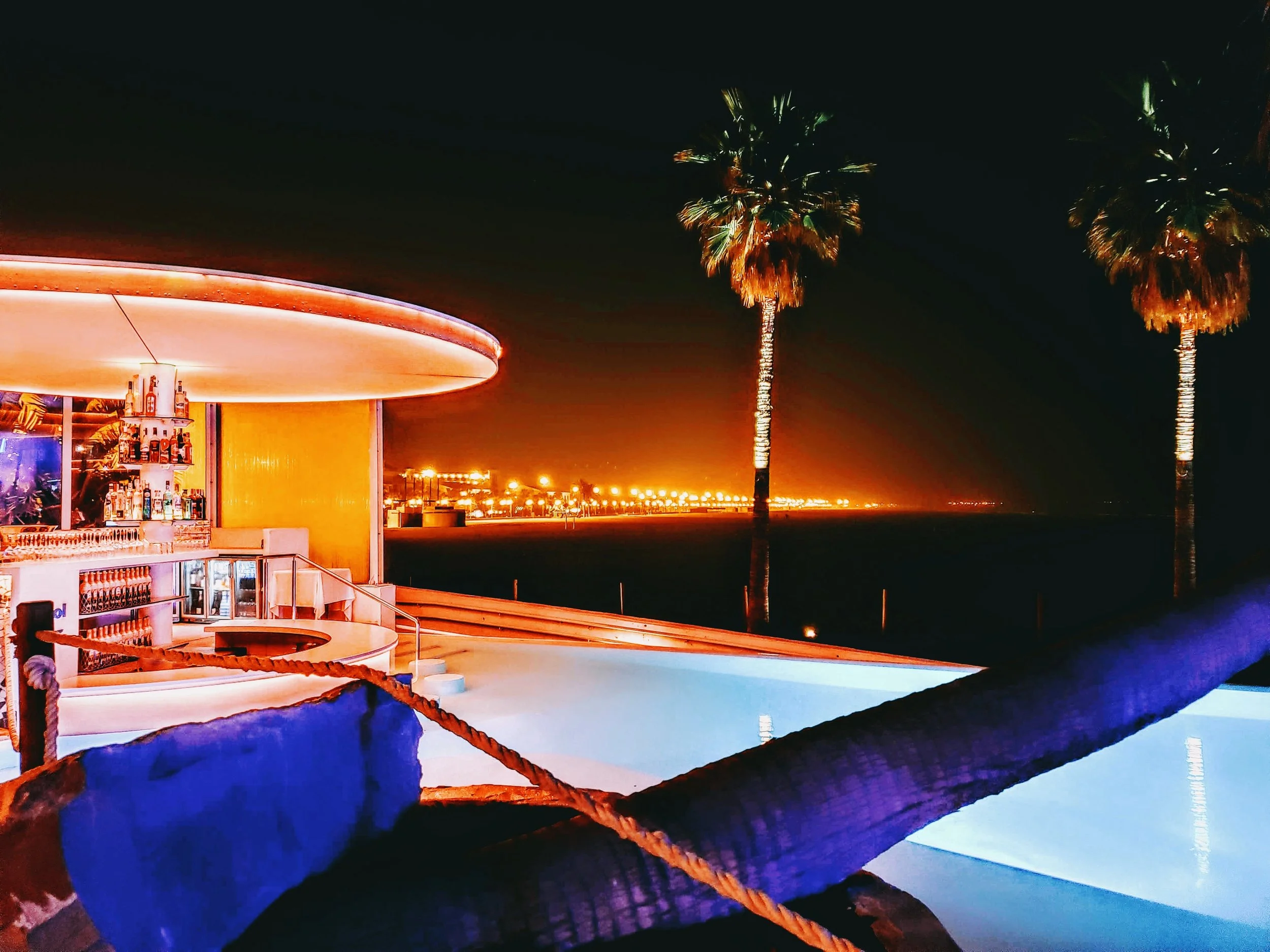 From a private villa with a pool to an exclusive beach club on the Malvarrosa coast, we arrange the space, the catering, and the extras. You bring the guests.