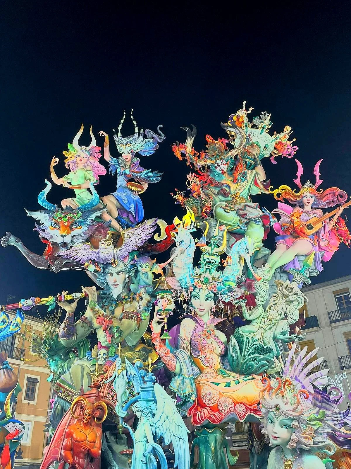 This format is designed to experience the most sacred and private moments of the festival in maximum comfort, avoiding massive crowds in the streets and accessing spaces restricted to the general public.