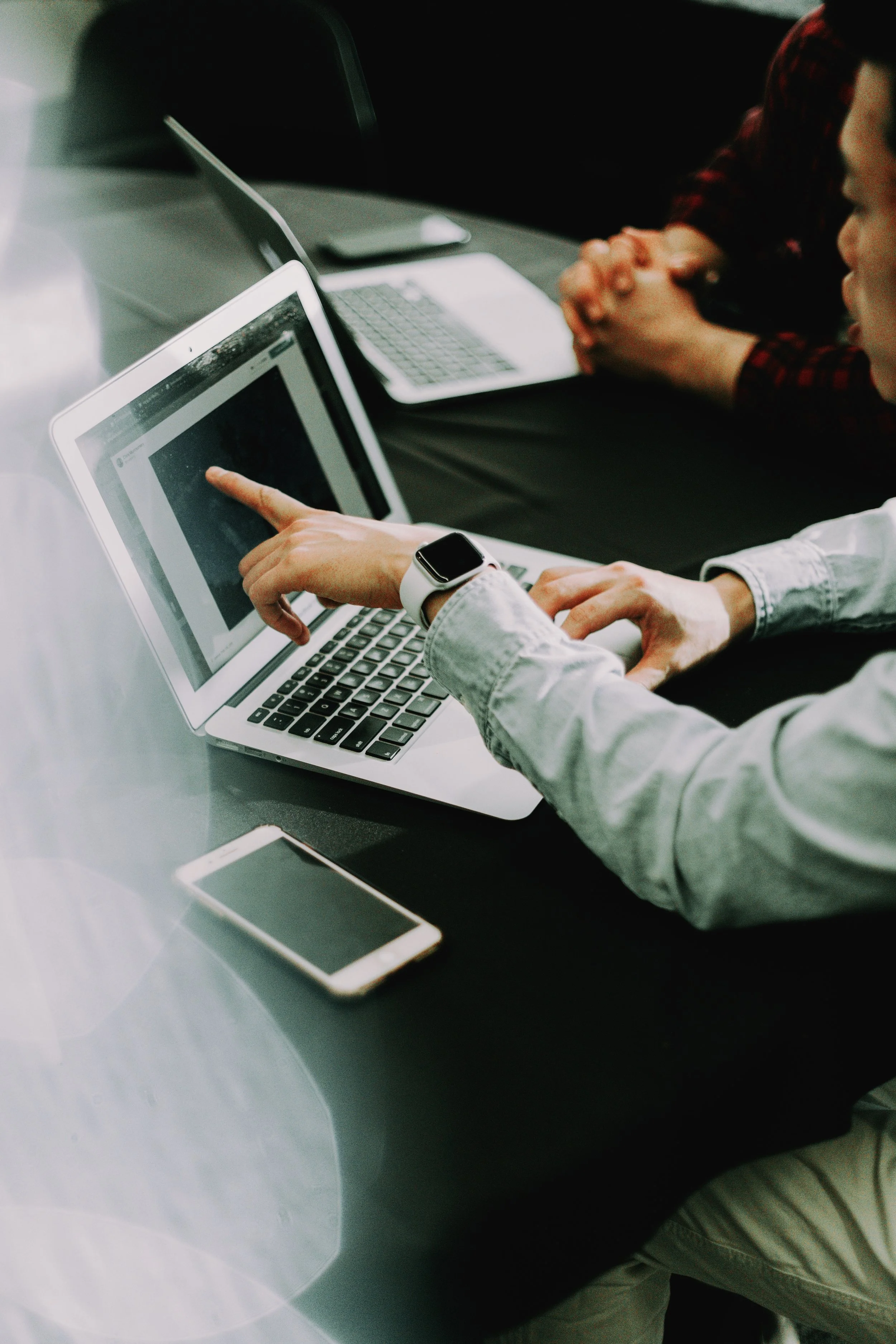 What is a complex bureaucratic and commercial process, we transform into a smooth, frictionless corporate transition for you with our legal and gestoria partners.