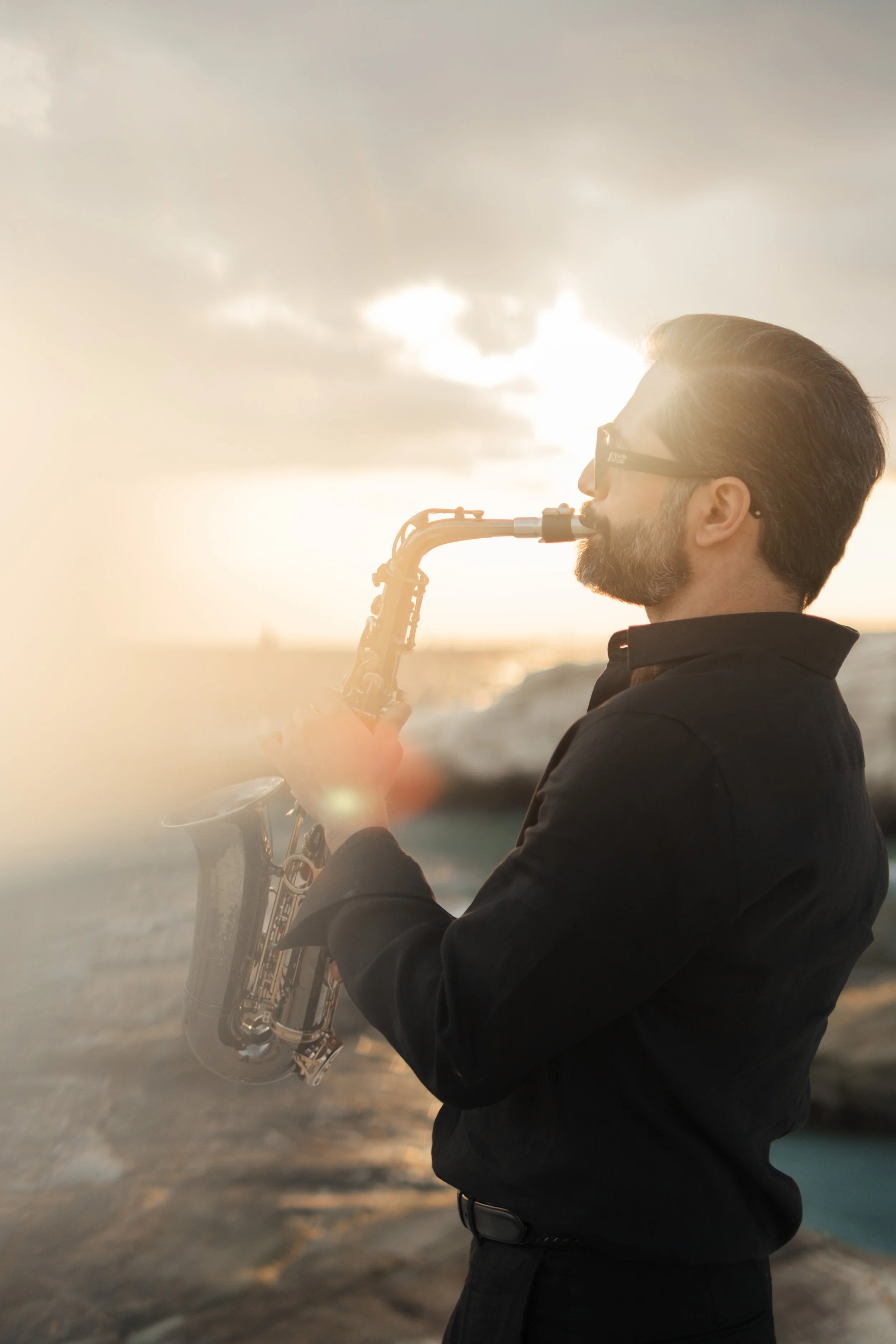 Deep house & live saxophone performance.
