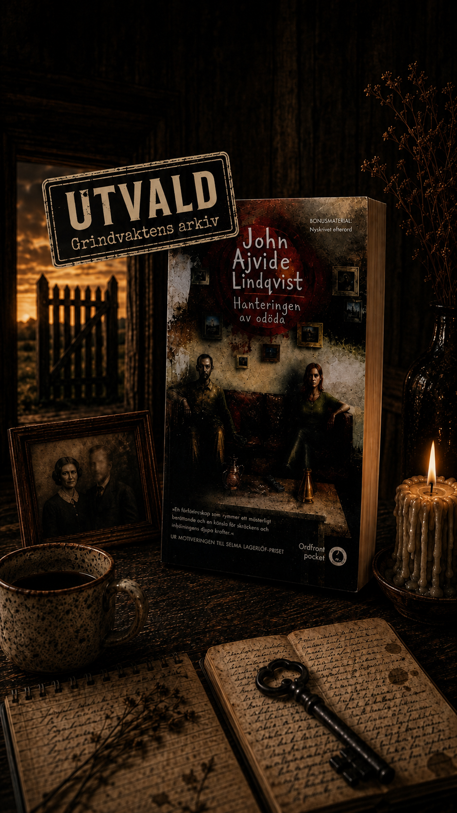 Omslaget till Hanteringen av odöda av John Ajvide Lindqvist på Grindvaktens skrivbord, med fotografier, anteckningar och ett tänt ljus.