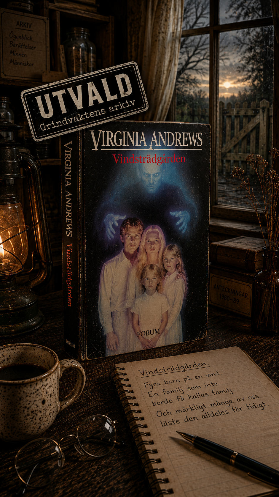 Omslaget till Vindsträdgården av Virginia Andrews på Grindvaktens skrivbord, med kaffekopp, glasögon och anteckningsbok.