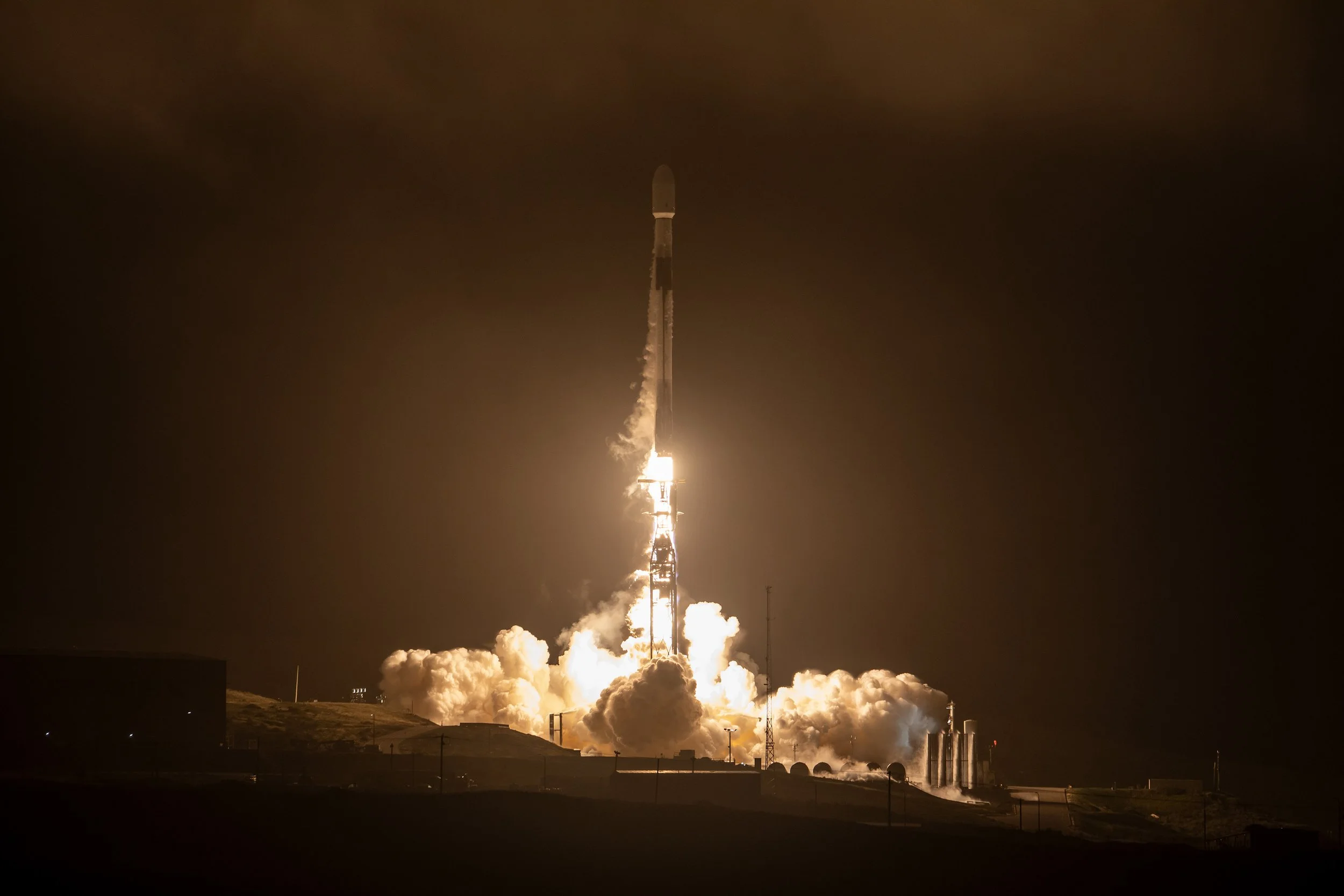 01 - Falcon 9 © SpaceX.jpg