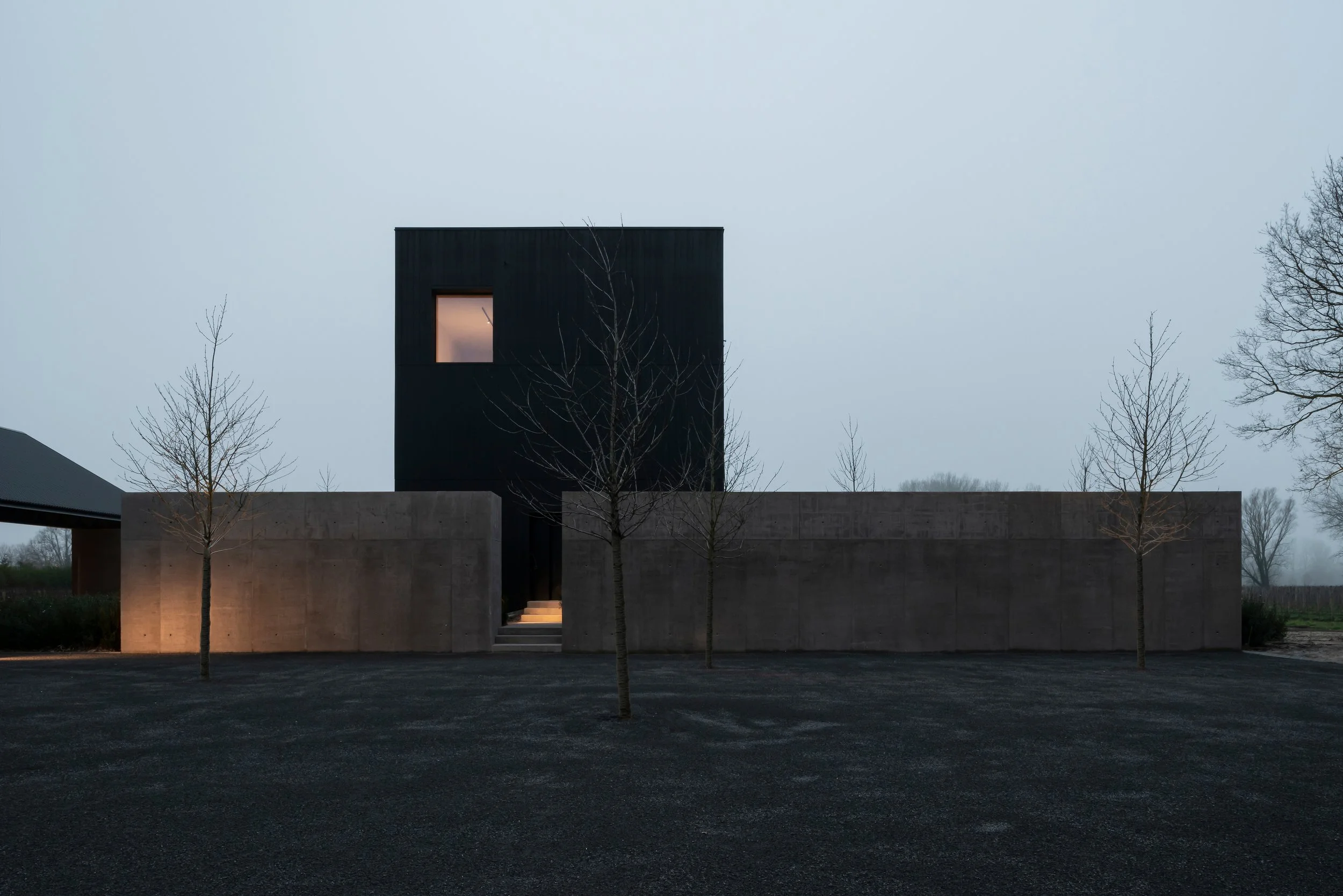  Vincent Van Duysen  
Vincent Van Duysen does not believe in empty rooms. In this World Traveler Magazine interview, the renowned Belgian architect and designer pushes past the language of minimalism to speak about silence, soul, and the quiet power 