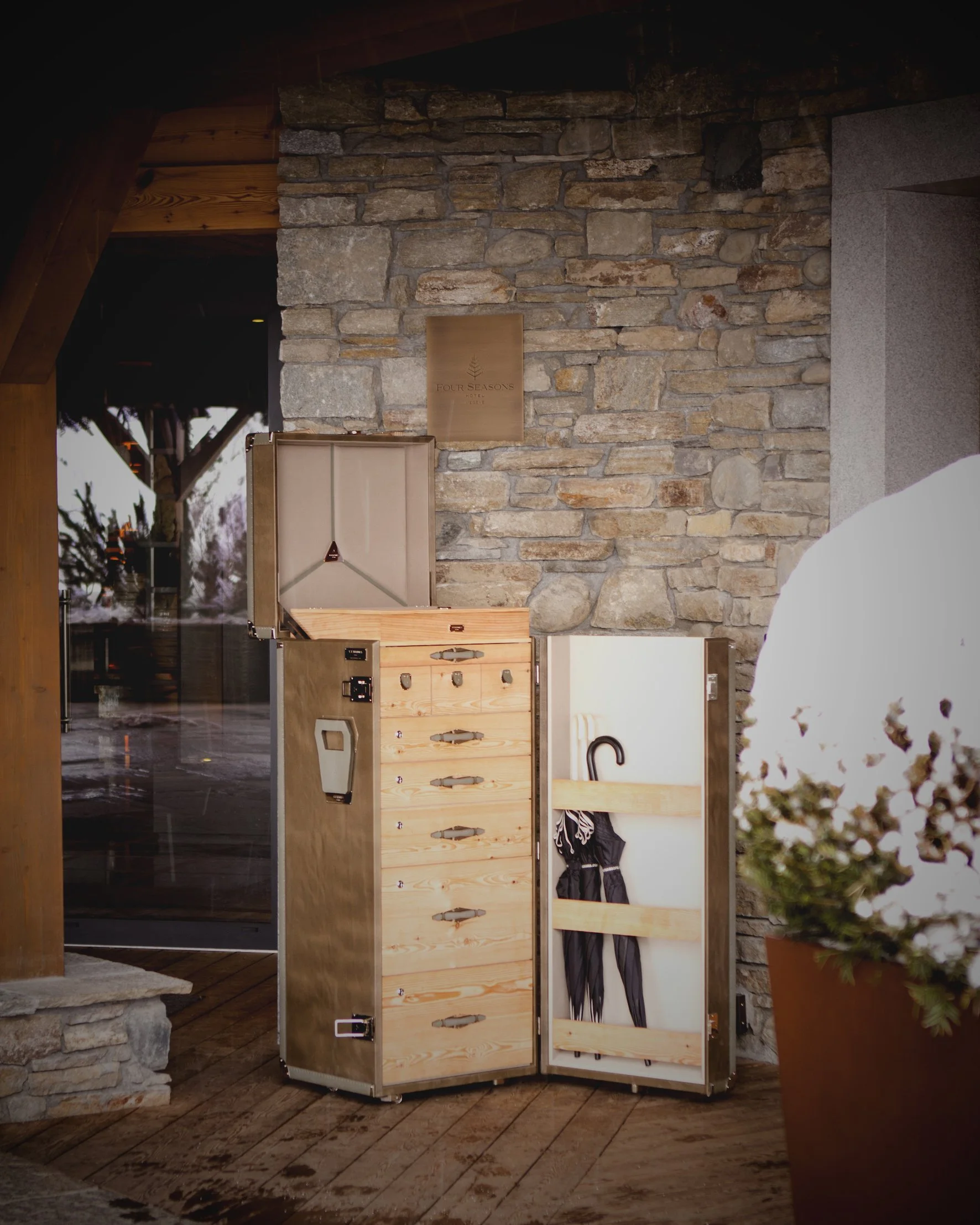 CAR_VALET_TRUNK_3_QUART_OUVERT.jpg