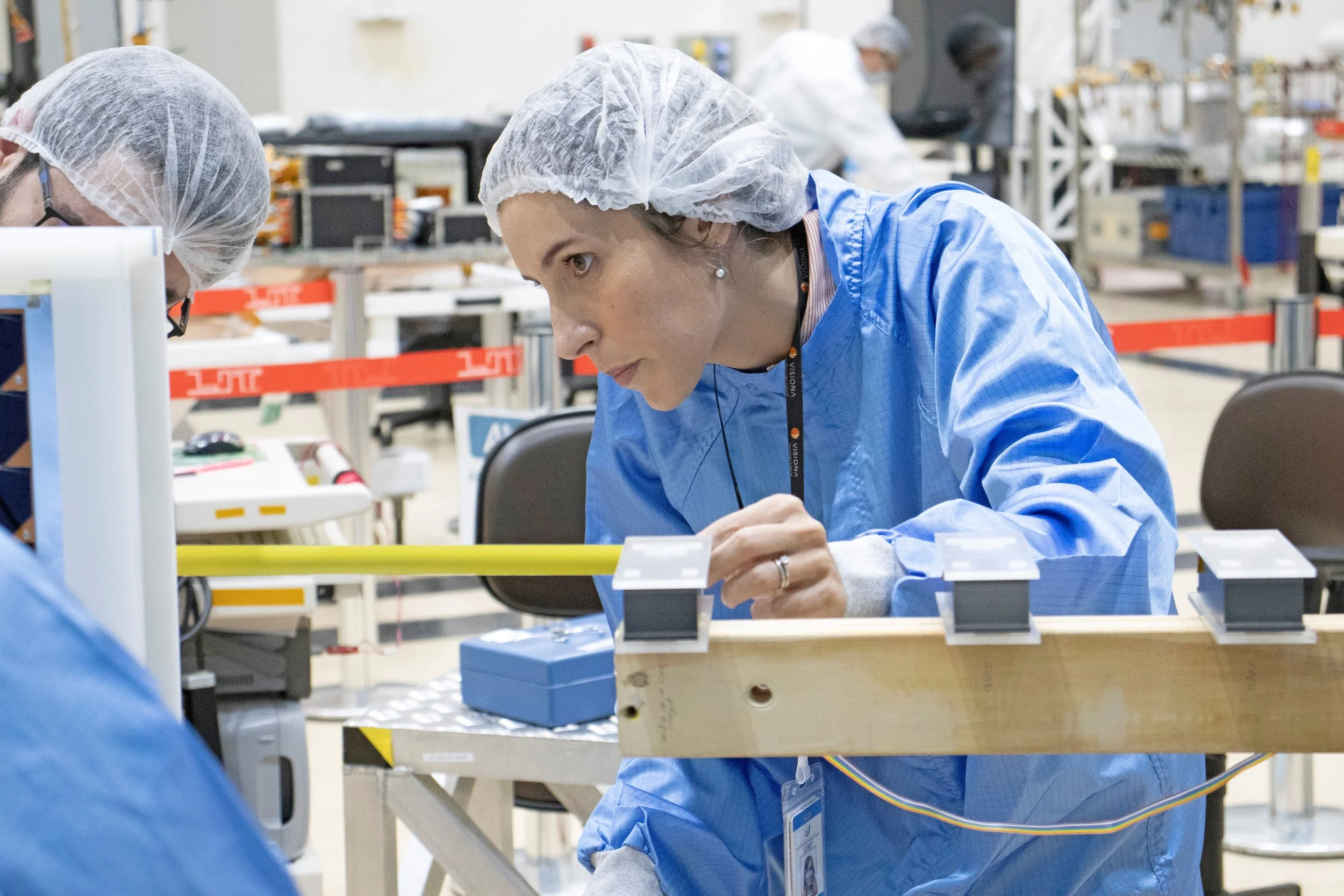 Mariana Barbosa concentrating on engineering work inside a Visiona laboratory
