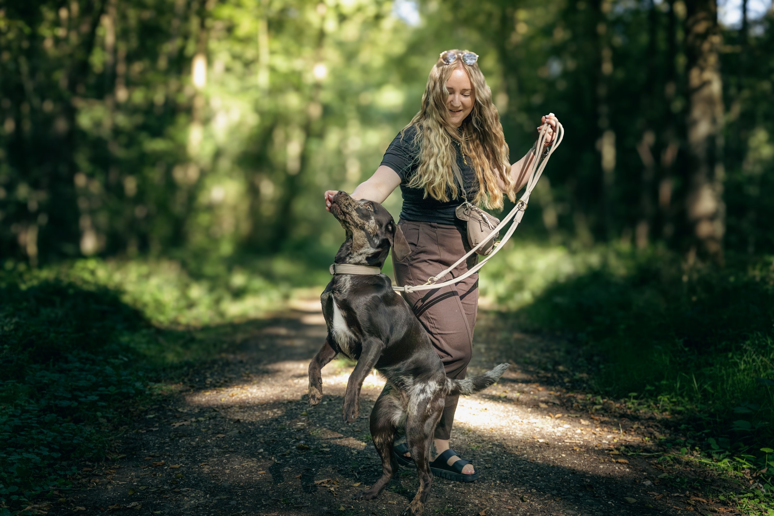 Frau mit Hund im Wald