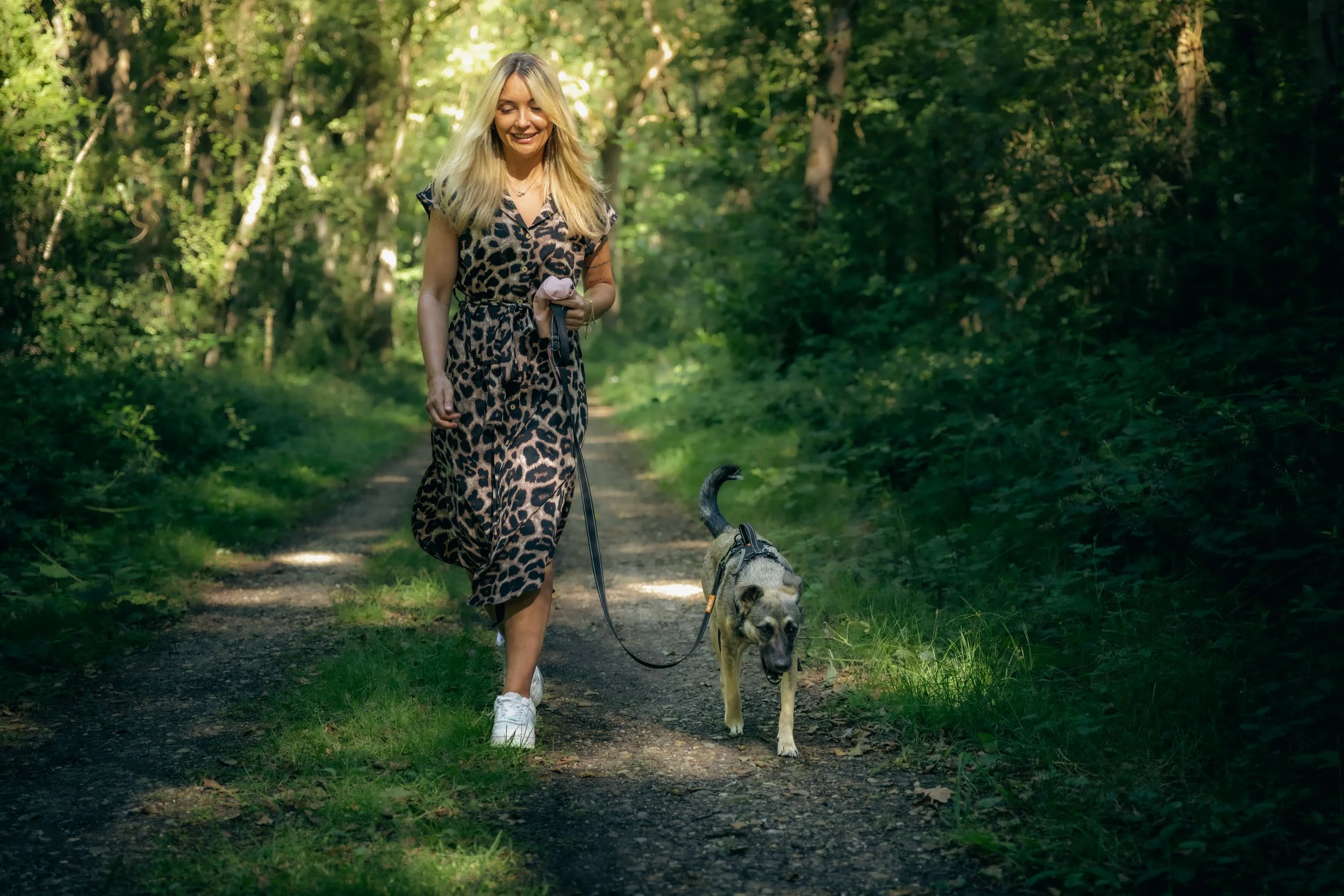 Frau mit Hund im Wald