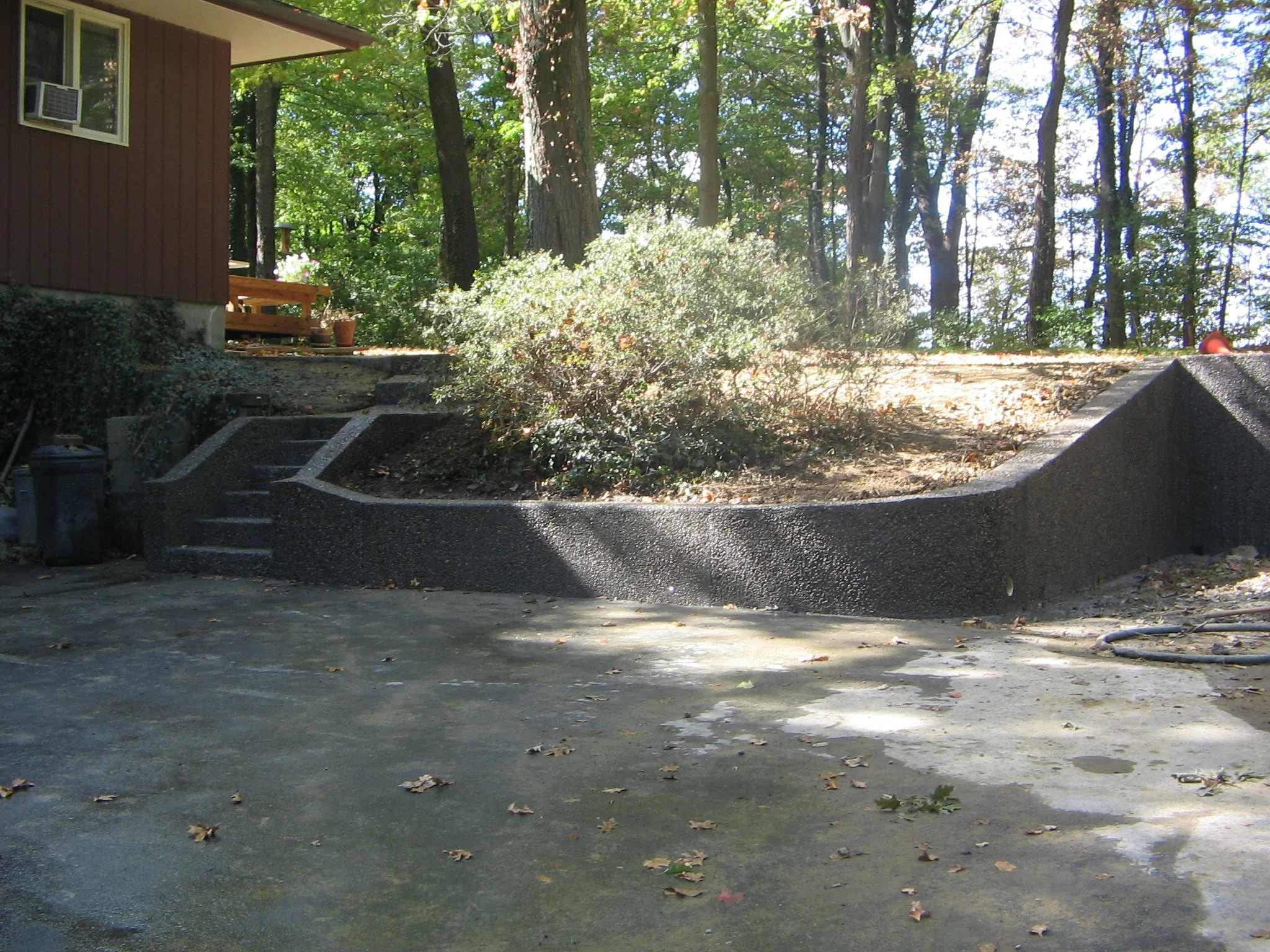 RetainingWall_Concrete_Residential_TexturedRetainingWallLandscapeBedStairs_1.jpg